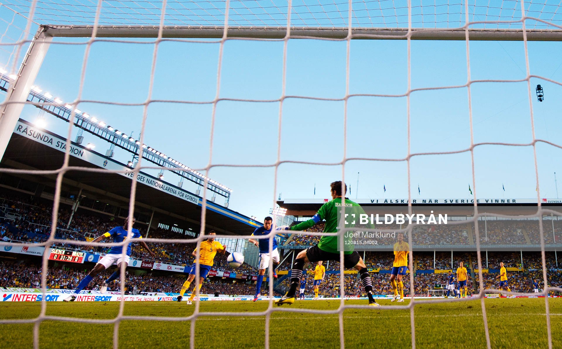 Leandro Damiao, Brasilien, nickar in 0-1 bakom Andreas