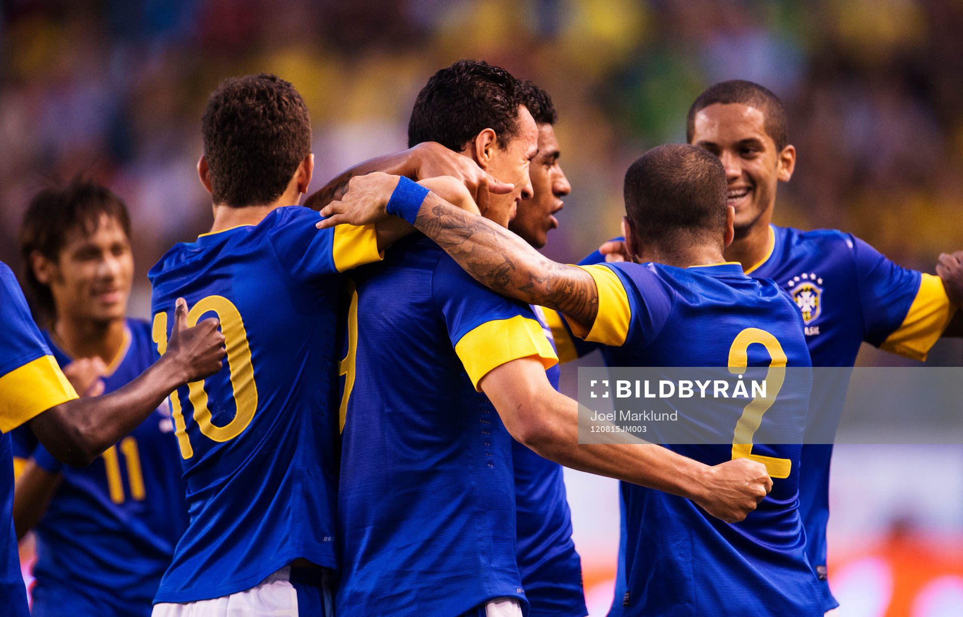 Leandro Damiao, Brasilien, gratuleras till sitt 0-1-mål