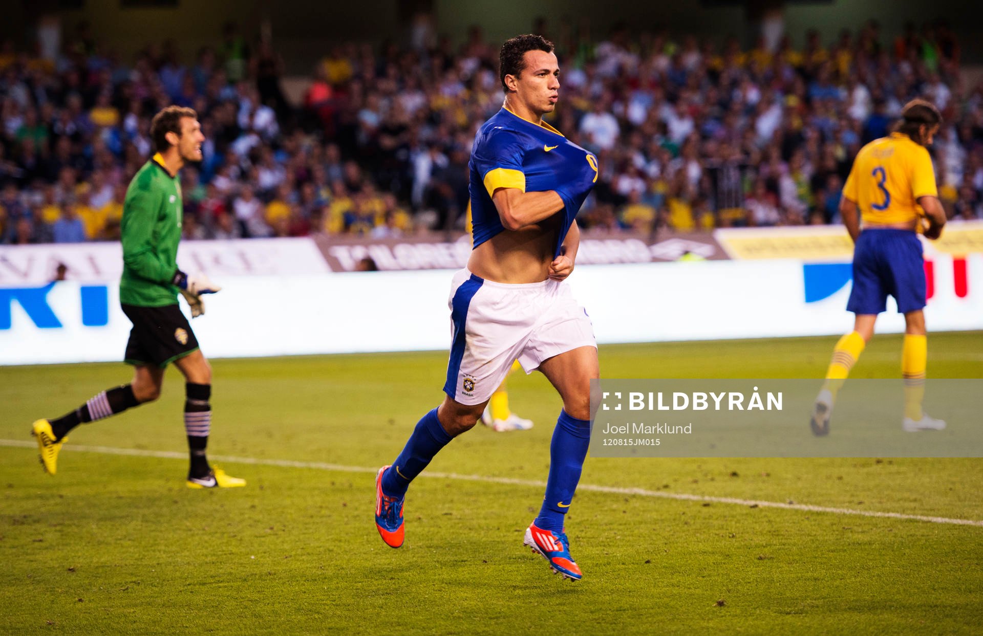Fotboll, jubileumsmatch, Sverige - Brasilien: Leandro Damiao, Brasilien, jublar efter sitt 0-1-mål. Jubel.
