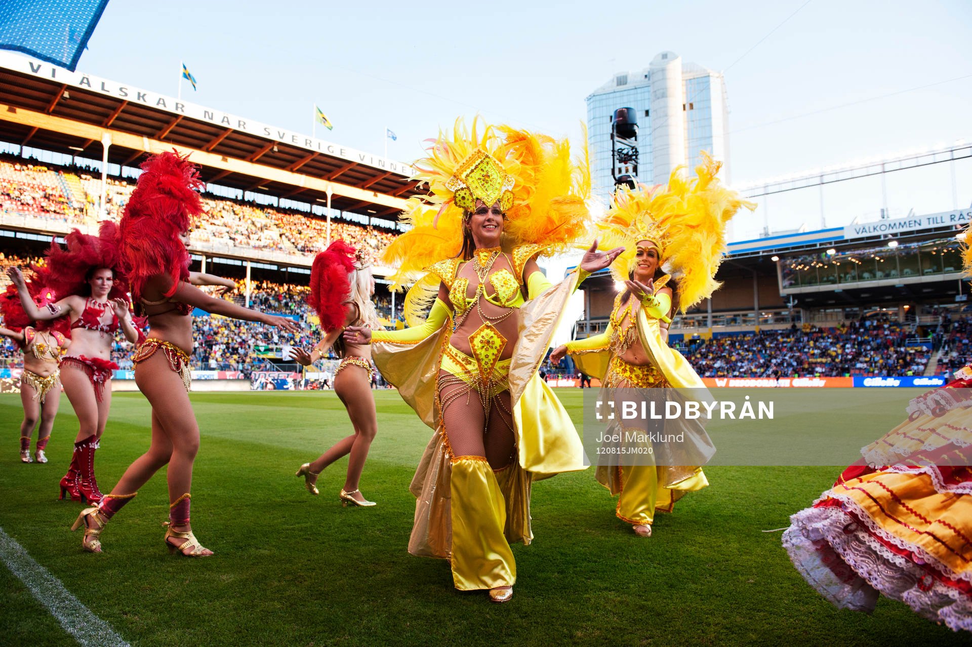 Dansare enligt brasilianskt tema uppträder innan matchstart