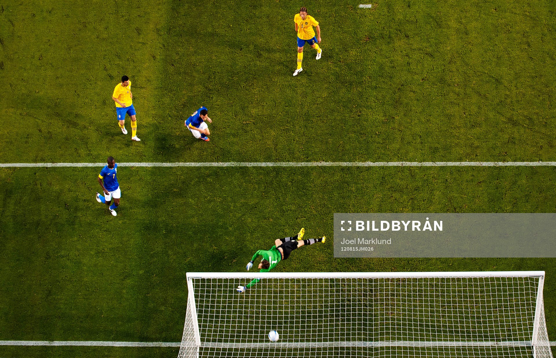 Leandro Damiao, Brasilien, nickar in 0-1 bakom Andreas