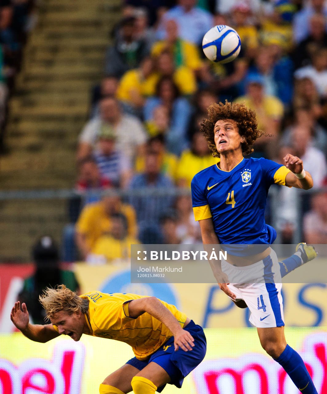 Ola Toivonen, Sverige, förlorar en duell mot David Luiz,