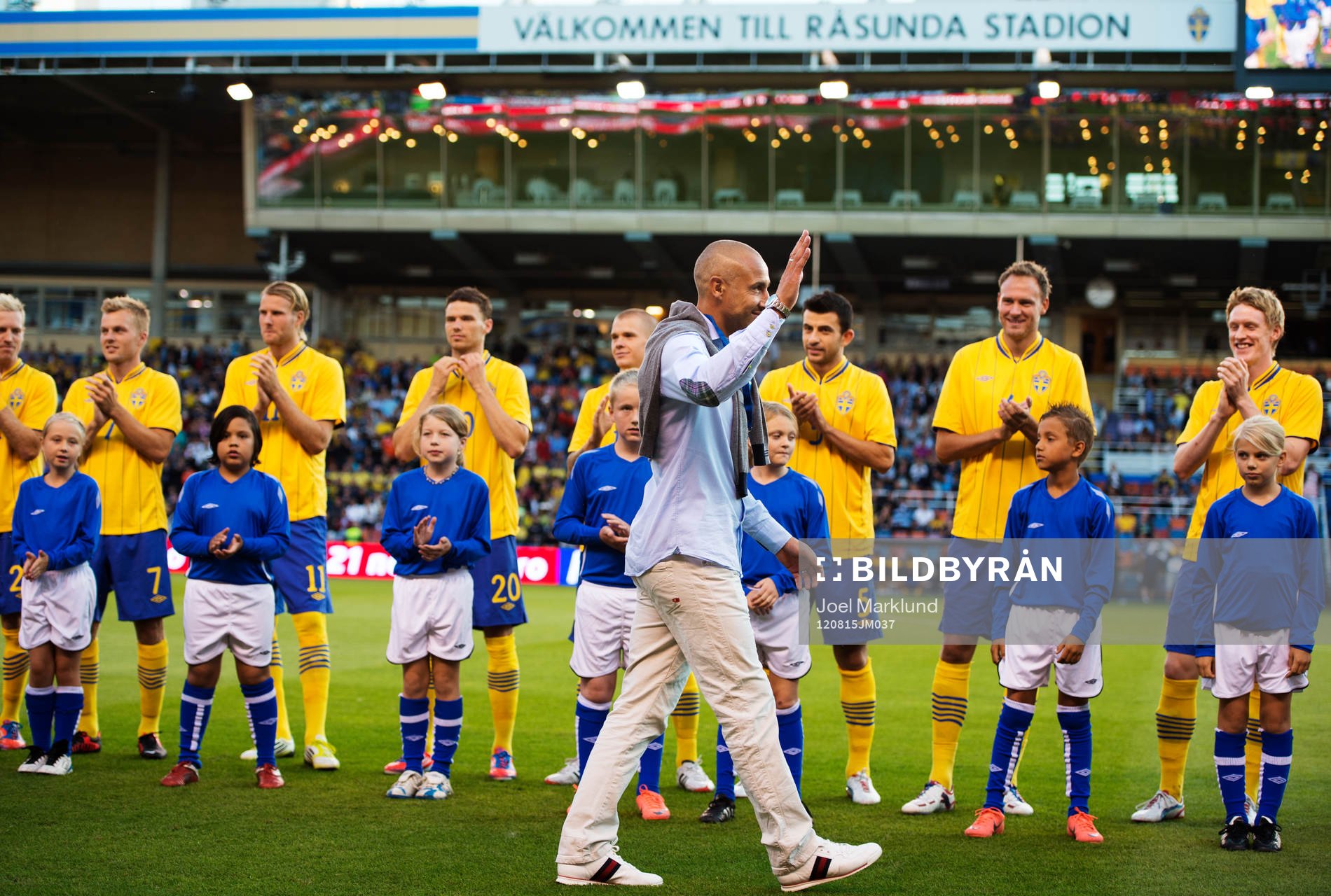 Henrik Larsson fick pris av UEFA för att ha spelat över