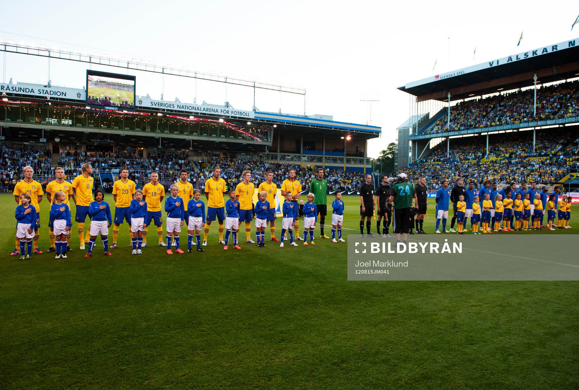 Spelarna i Sverige och Brasilien står uppställda med