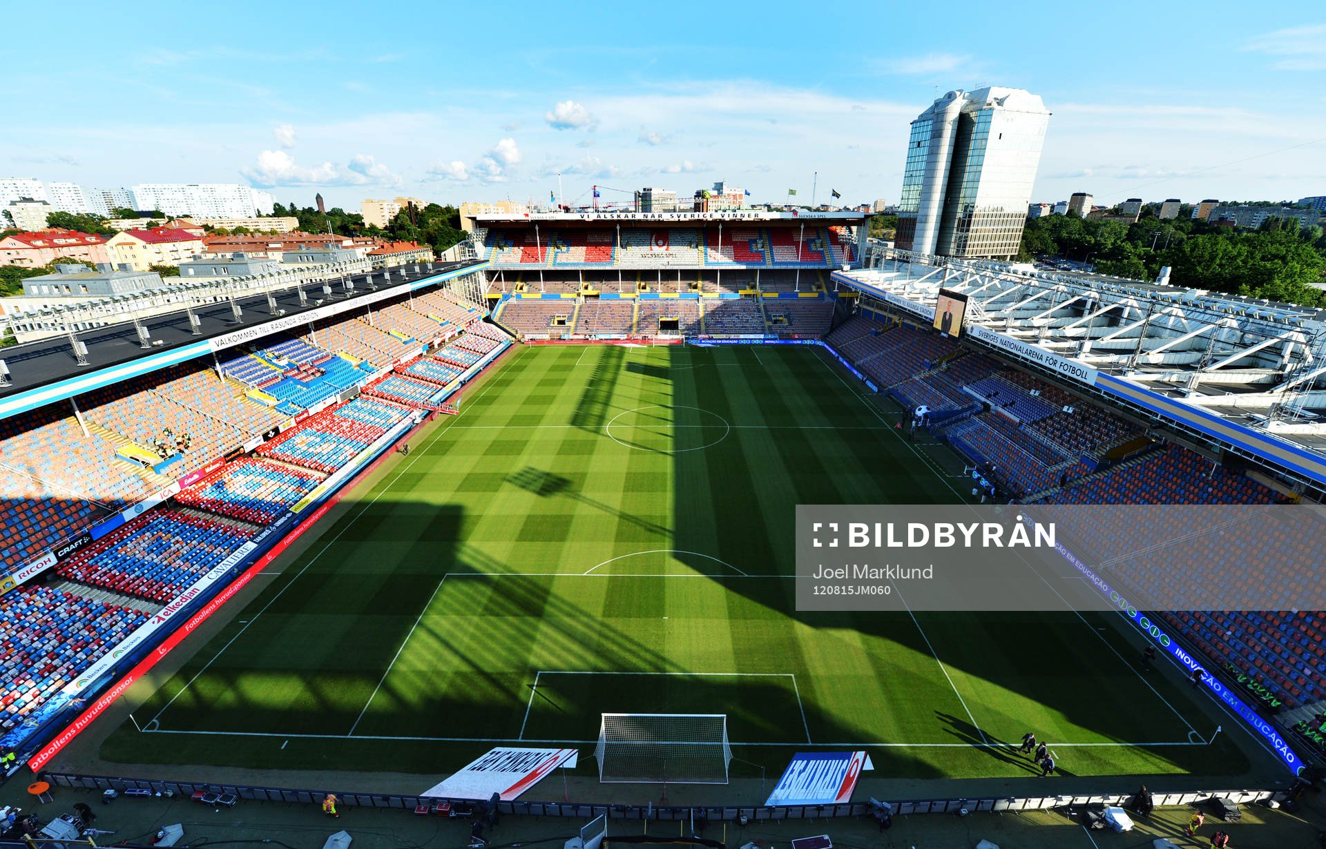 Översiktsbild över Råsunda stadion innan publikinsläppet