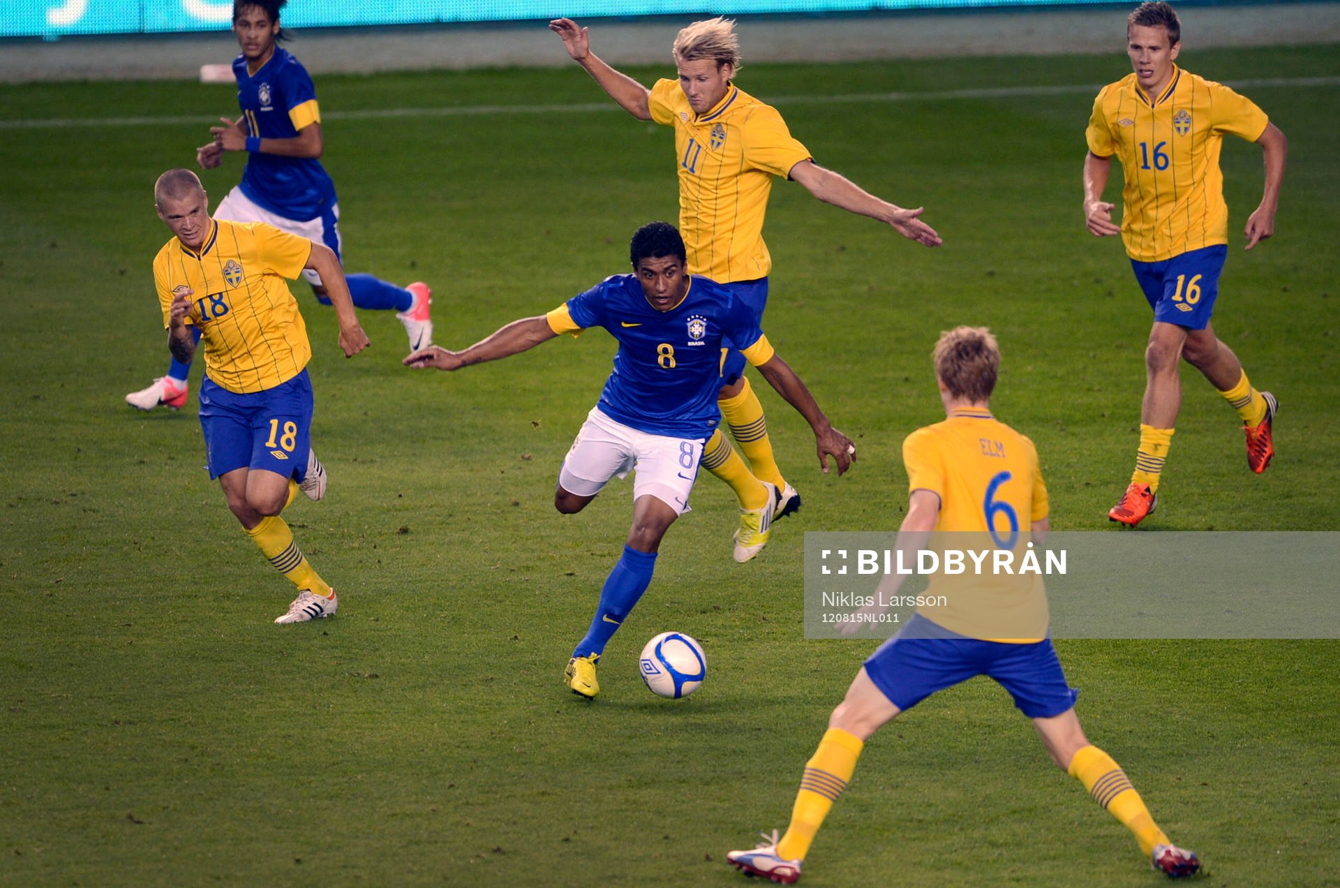 Paulinho, Brasilien omringad av Samuel Holmén, Ola