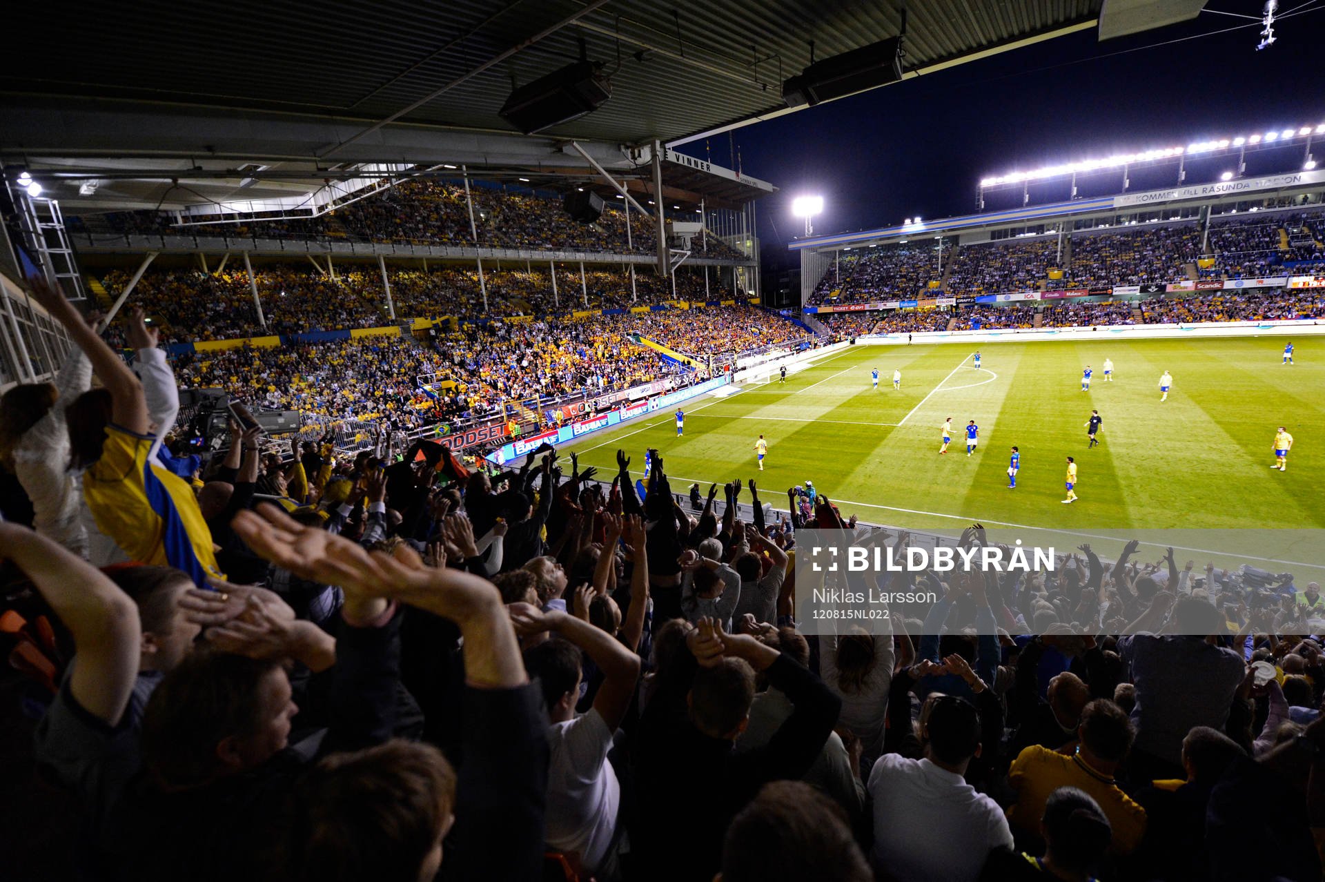 Fotboll, jubileumsmatch, Sverige - Brasilien: jubel på läktaren på Råsunda.