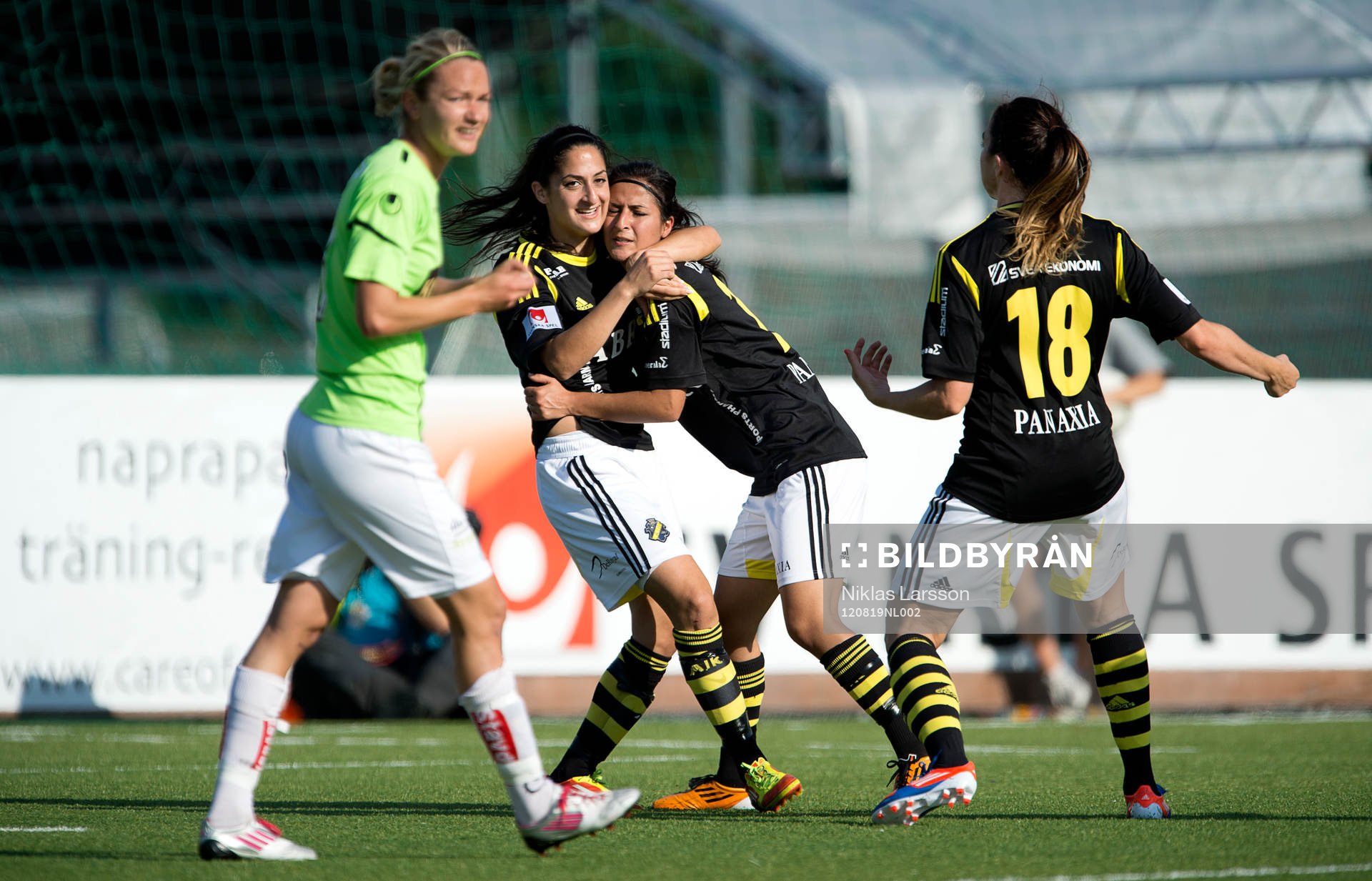 Fotboll, Damallsvenskan, AIK - Göteborg: Susan Varli, AIK gratuleras efter 1-0 målet.