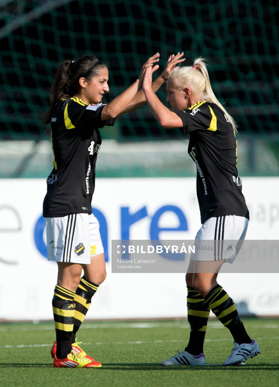 Fotboll, Damallsvenskan, AIK - Göteborg: Susan Varli, AIK gratuleras efter 1-0 målet av Sarah Fredriksson.