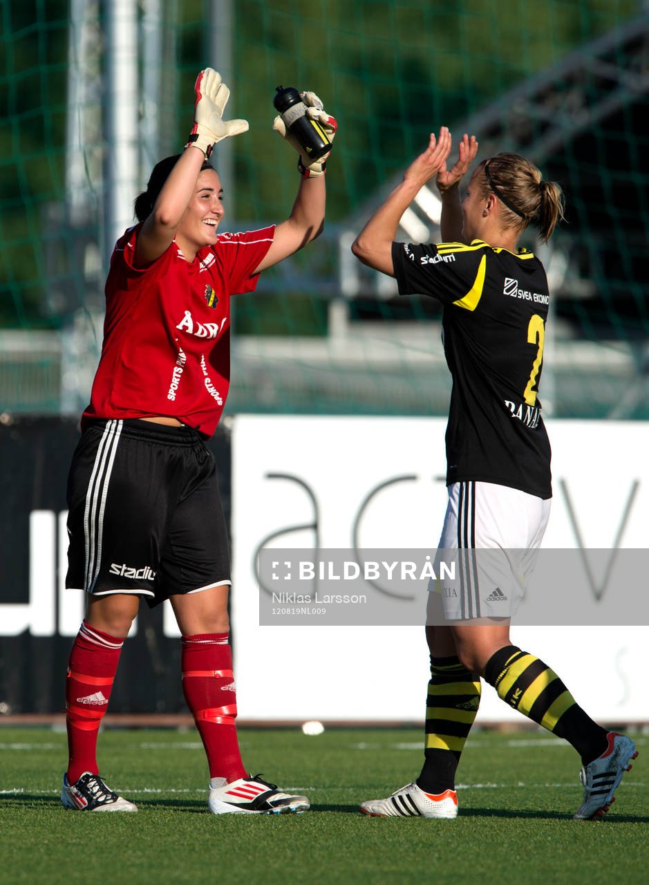 Susanne Nilsson, målvakt AIK gratuleras till segern