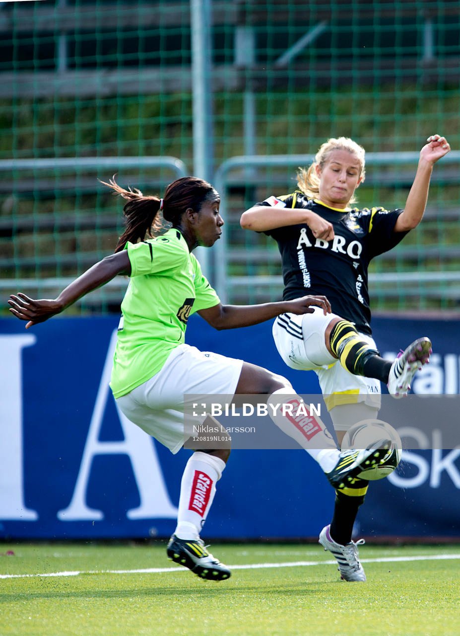 Fotboll, Damallsvenskan, AIK - Göteborg: Anita Asante, Göteborg i duell med en AIK spelare.