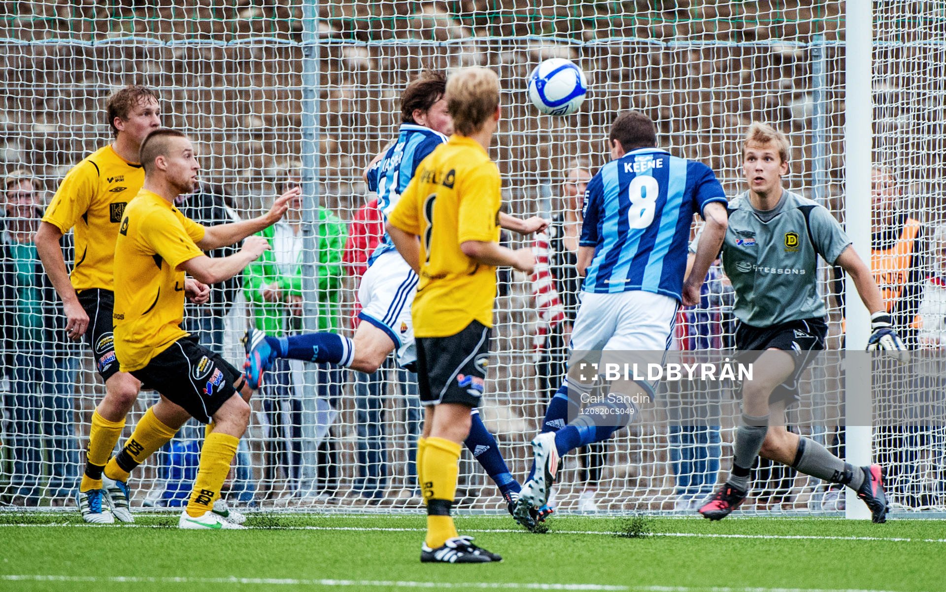  James Keene, Djurgården, nickar mot Jonatan Wennerberg, målvakt i Dalstorp.