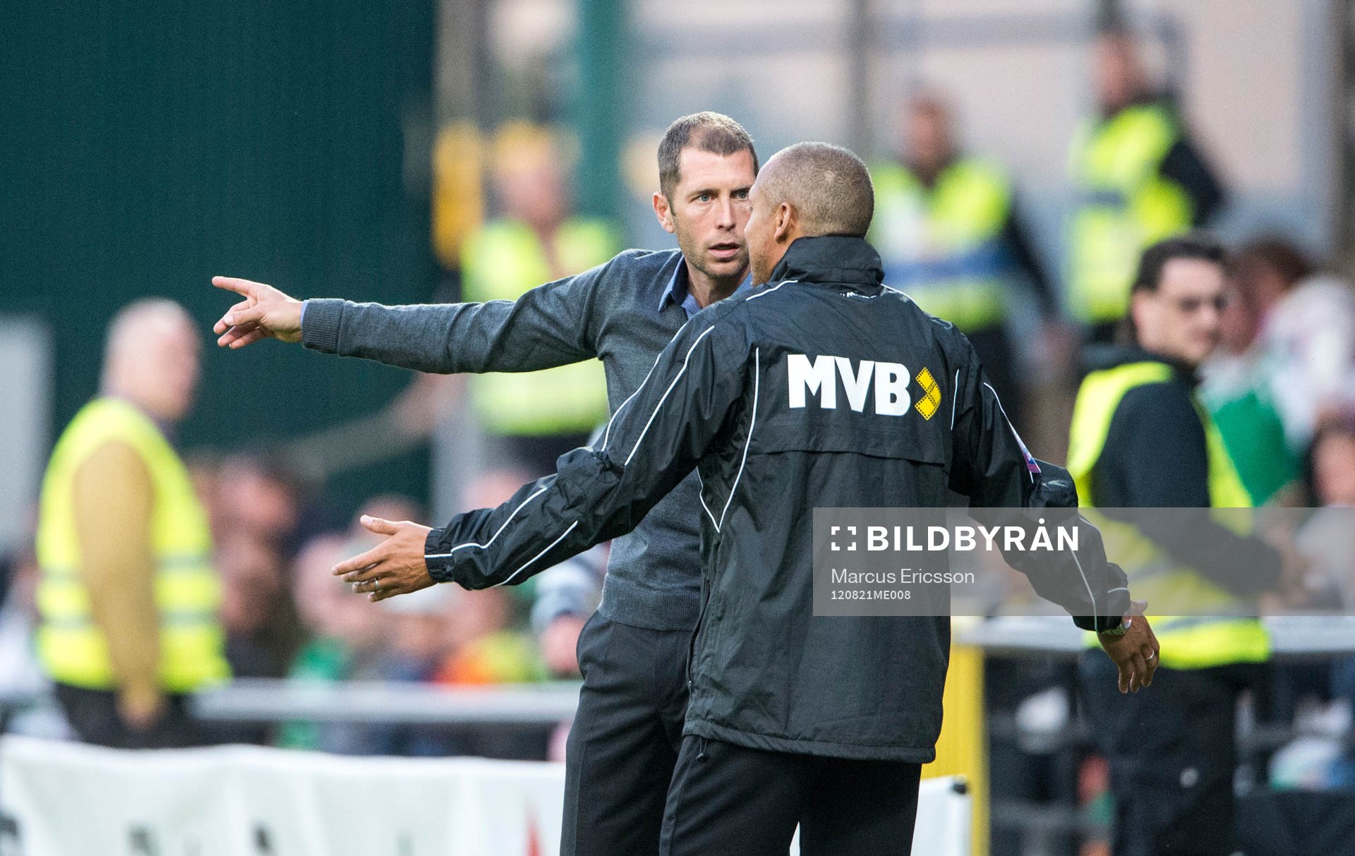Gregg Berhalter, tränare Hammarby diskuterar med Henrik