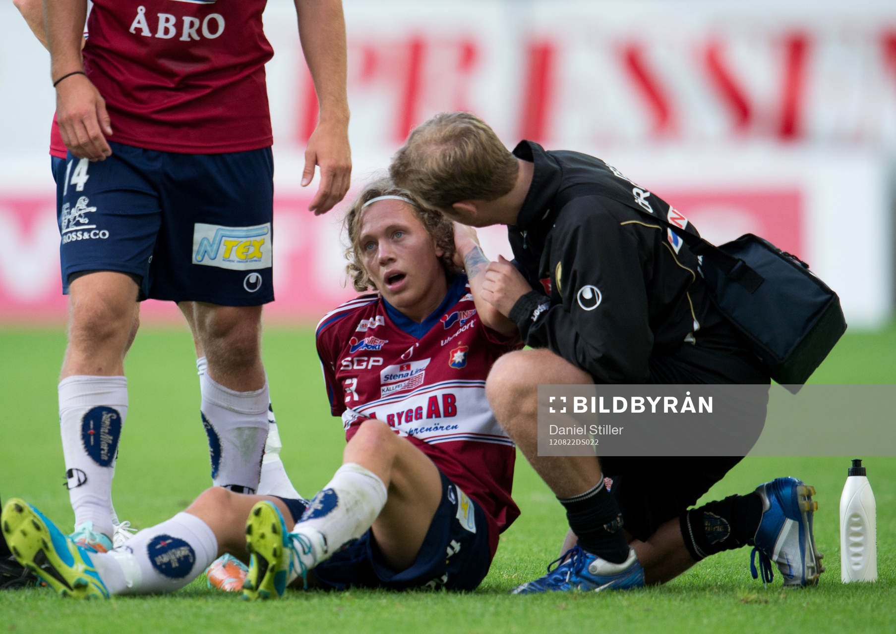 Filip Holländer, Örgryte, får en smäll på huvudet och