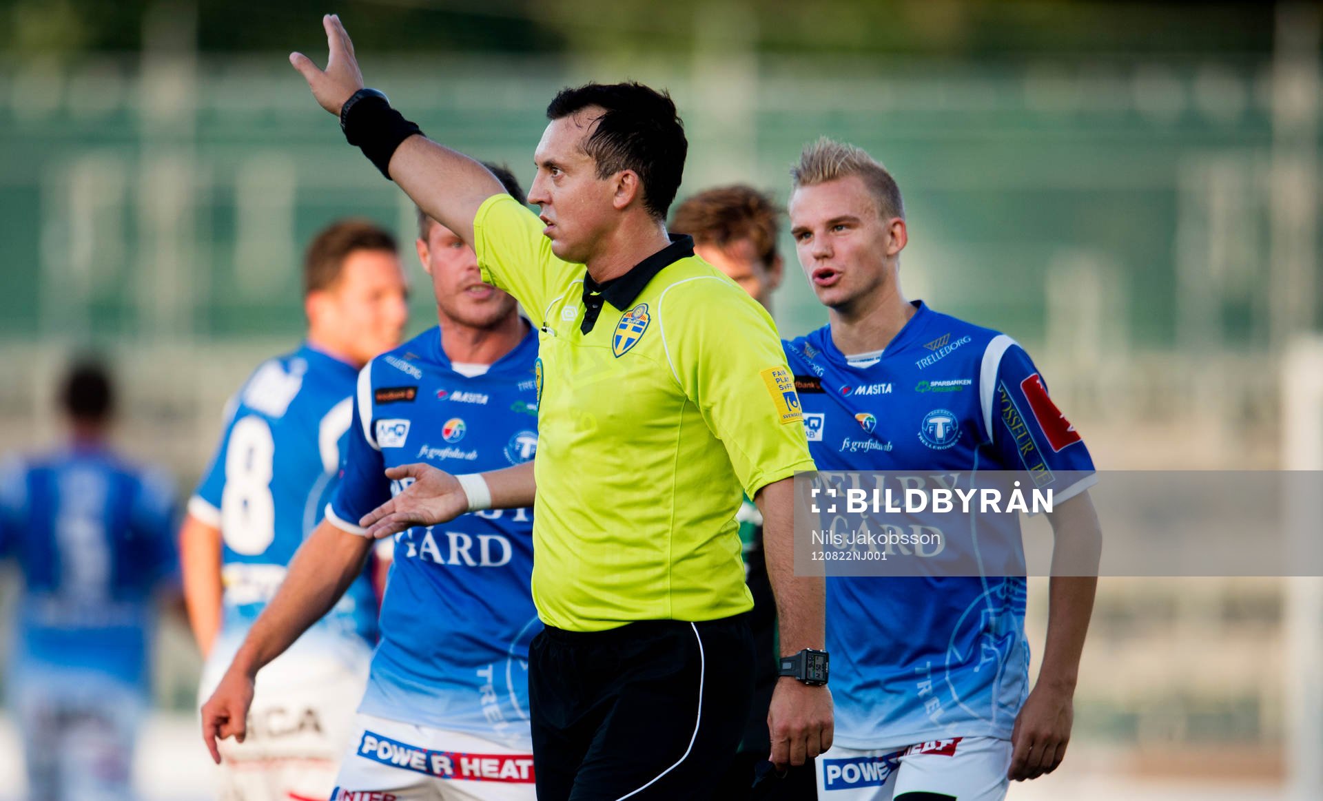 domare Dragan Banjac viftar undan protester från Trelleborg
