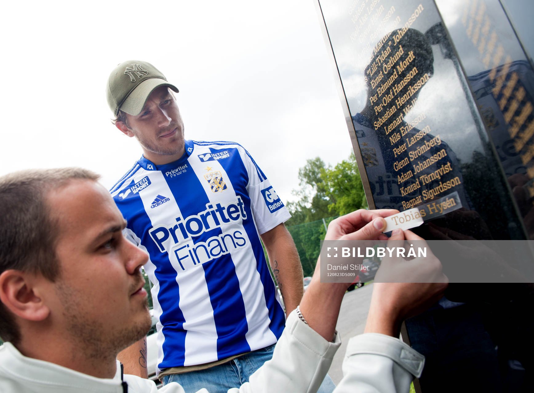Tobias Hysén ser på när han får sitt namn på