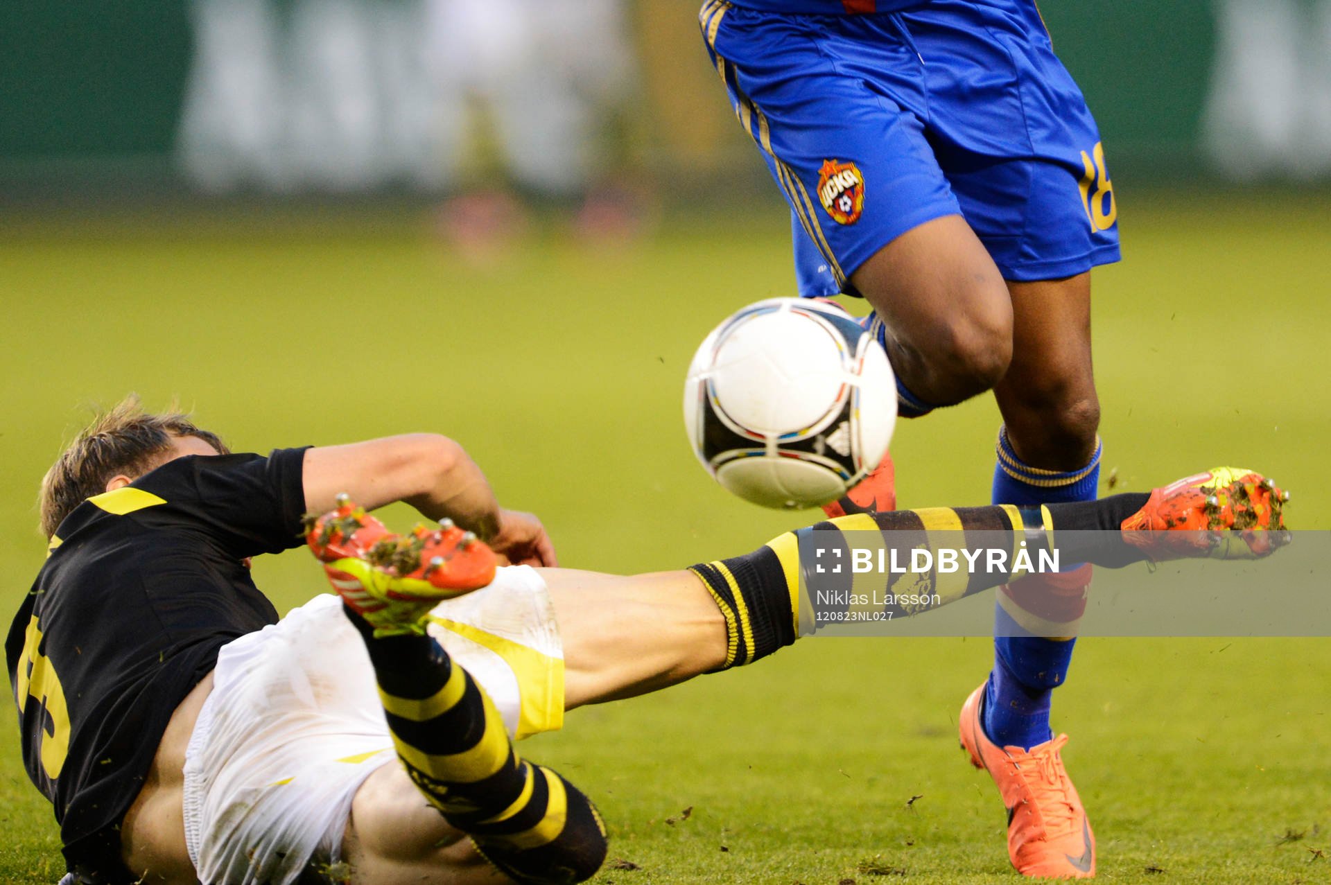 Tackling, AIK-spelare kapar Moskva-spelare