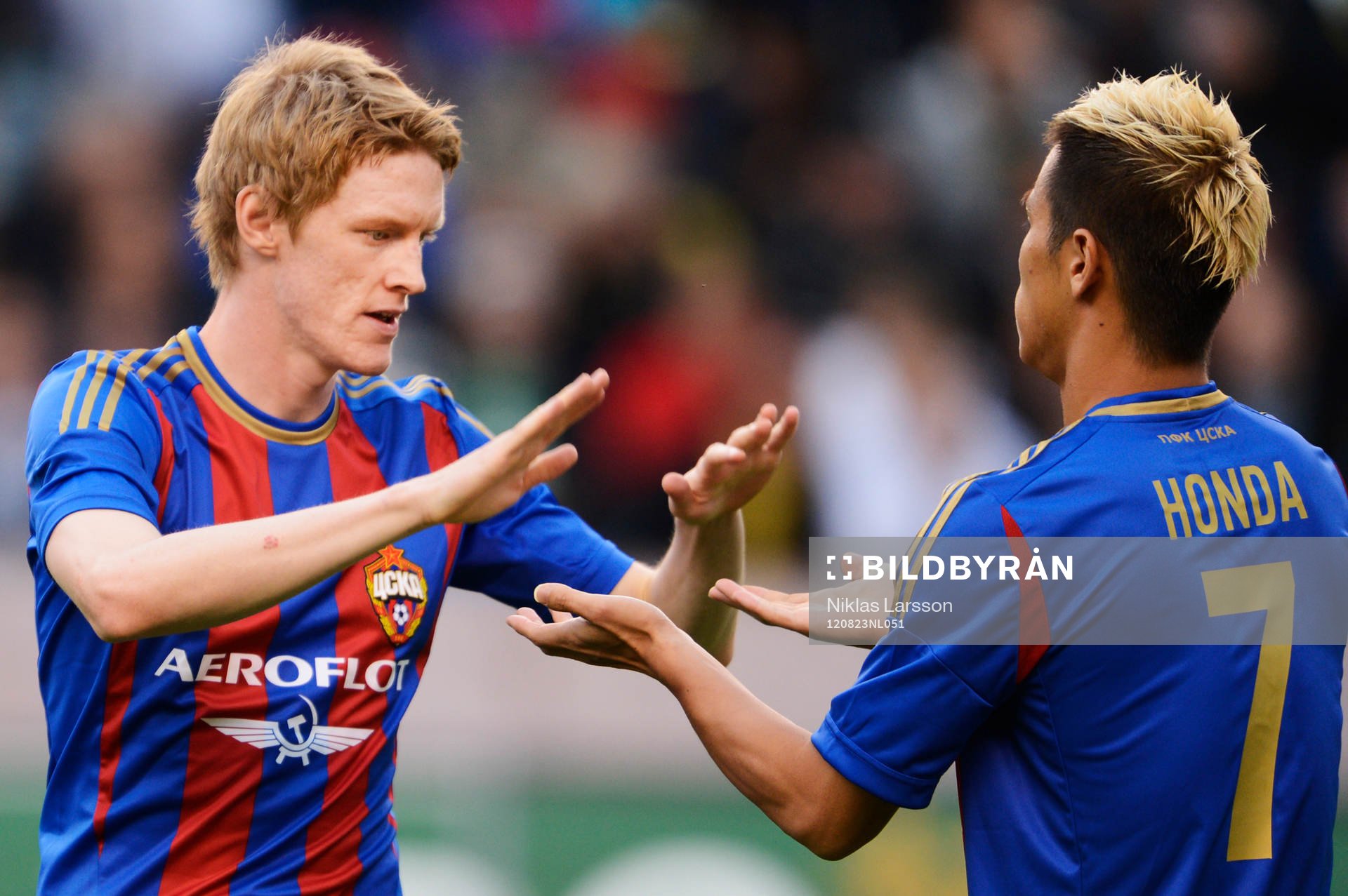 Rasmus Elm, handklapp med Keisuke Honda, Moskva
