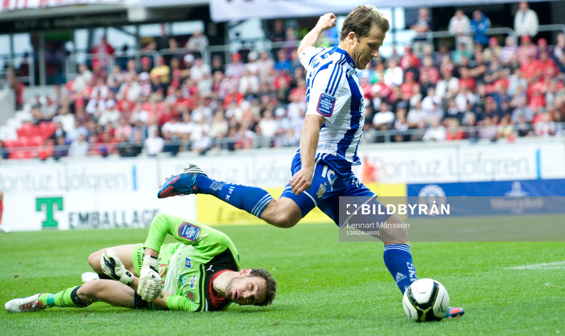 Tobias Hysén, IFK Göteborg, har rundat Etrit Berisha,