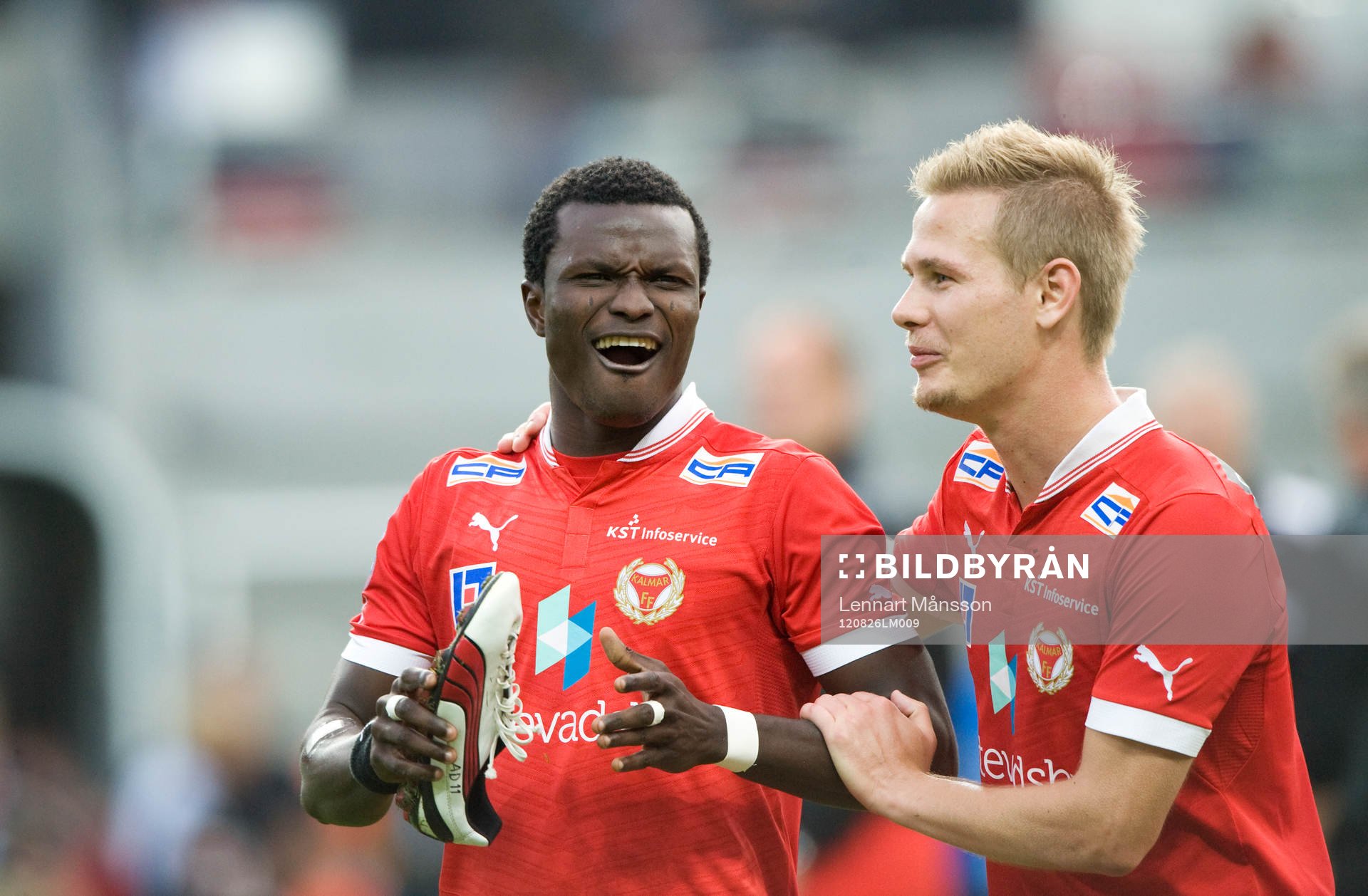 2-målsskytten Abiola Dauda, Kalmar, grattas av Erik