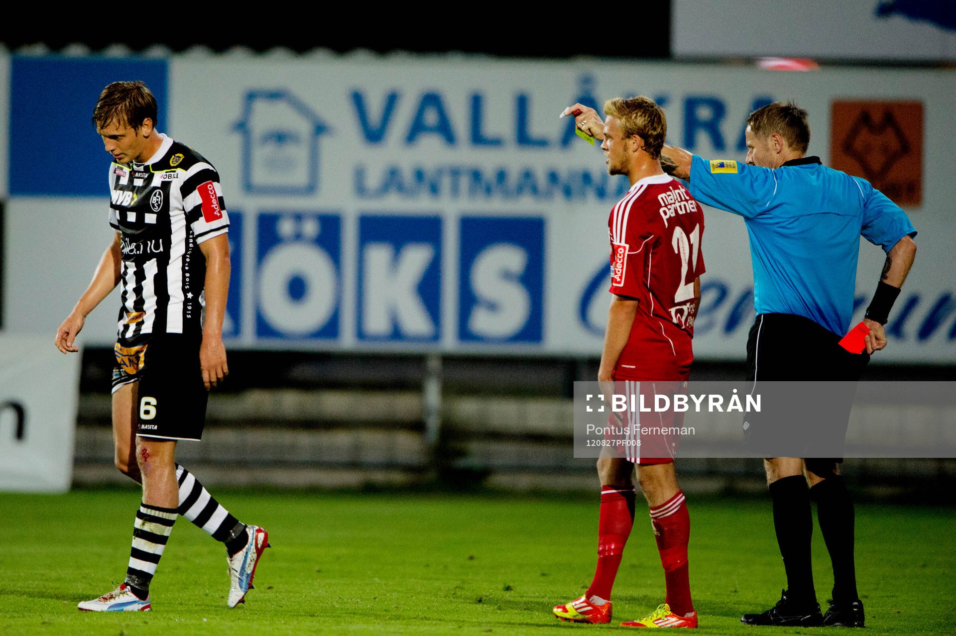 Philip Andersson, Landskrona, blir utvisad av domaren Lars