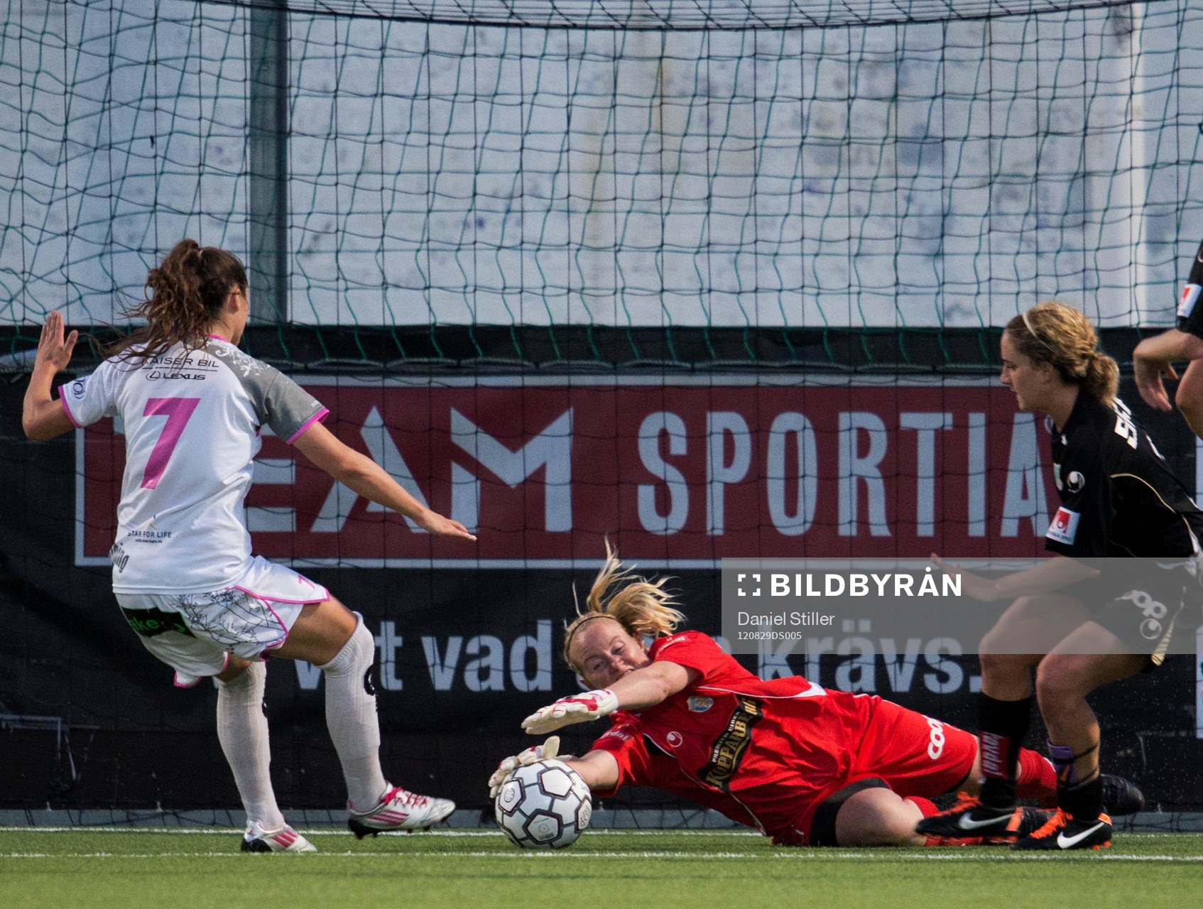 Kristin Hammarström, målvakt Göteborg räddar ett