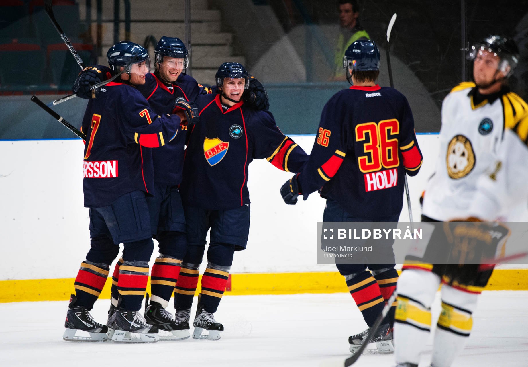 Michael Holmqvist, Djurgården, andra från vänster,