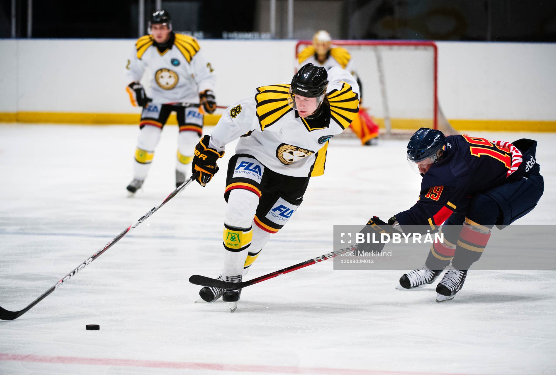 Dennis Persson, Brynäs, håller undan pucken från Jimmie