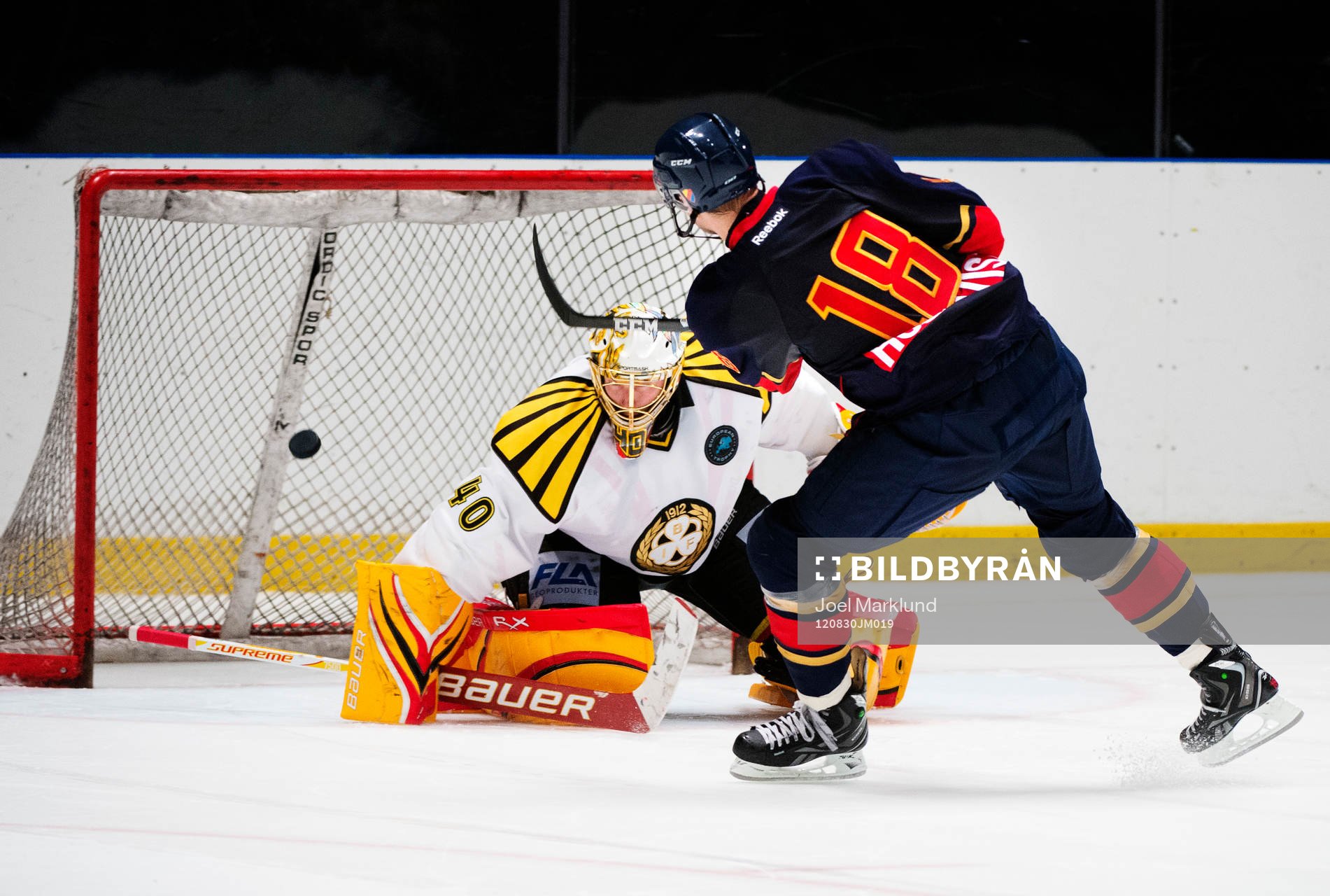 Johan Holmqvist, målvakt, Brynäs, släpper in det
