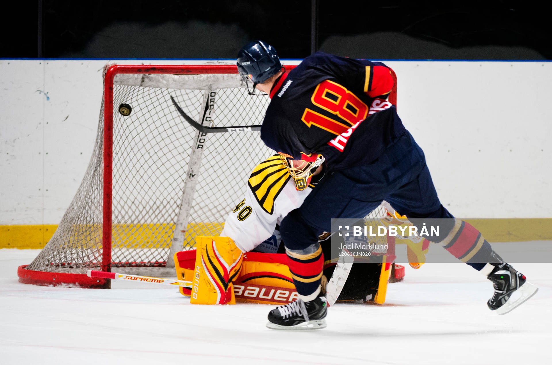 Johan Holmqvist, målvakt, Brynäs, släpper in det