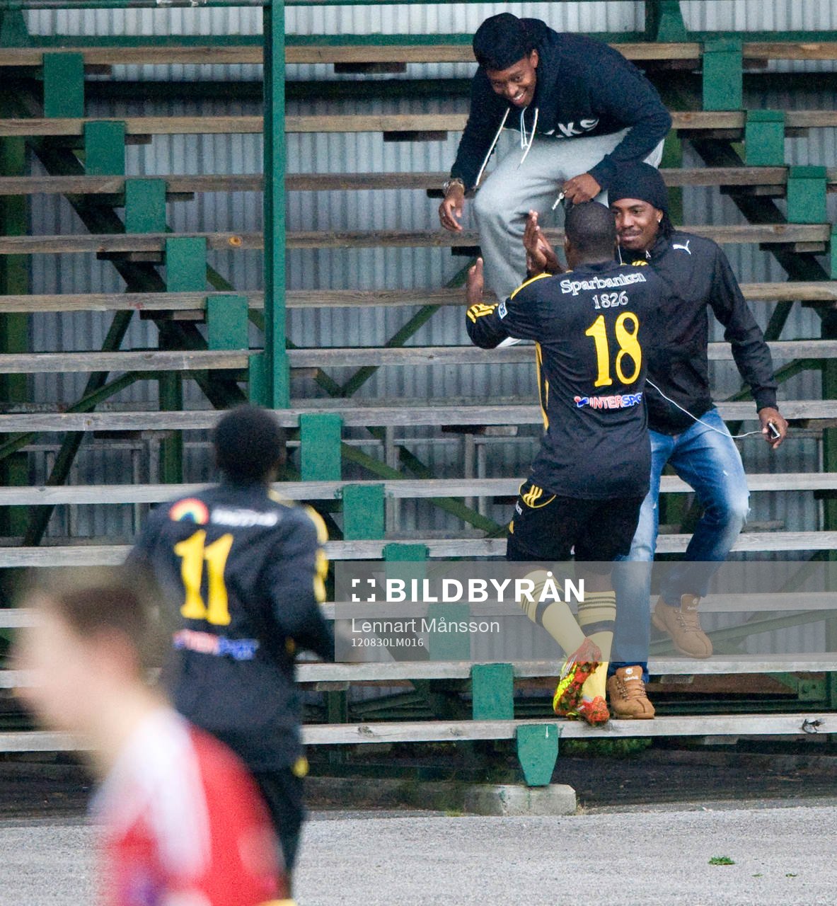 1-0, Andile Xaba, Hässleholm, firar med kompisar på