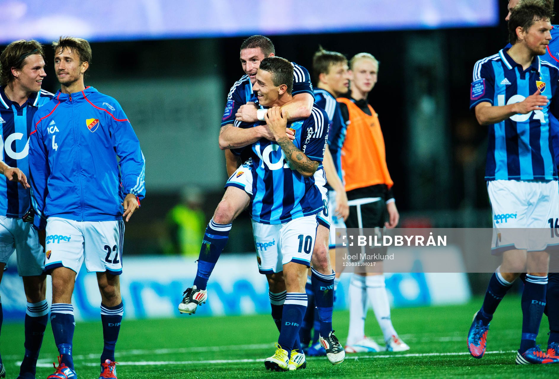 James Keene och Erton Fejzullahu, Djurgården, kramar om