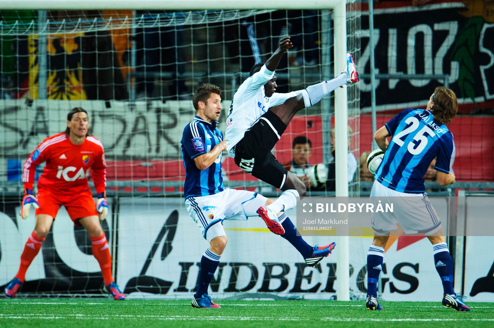 Alhassan Kamara, Örebro, har en farlig målchans