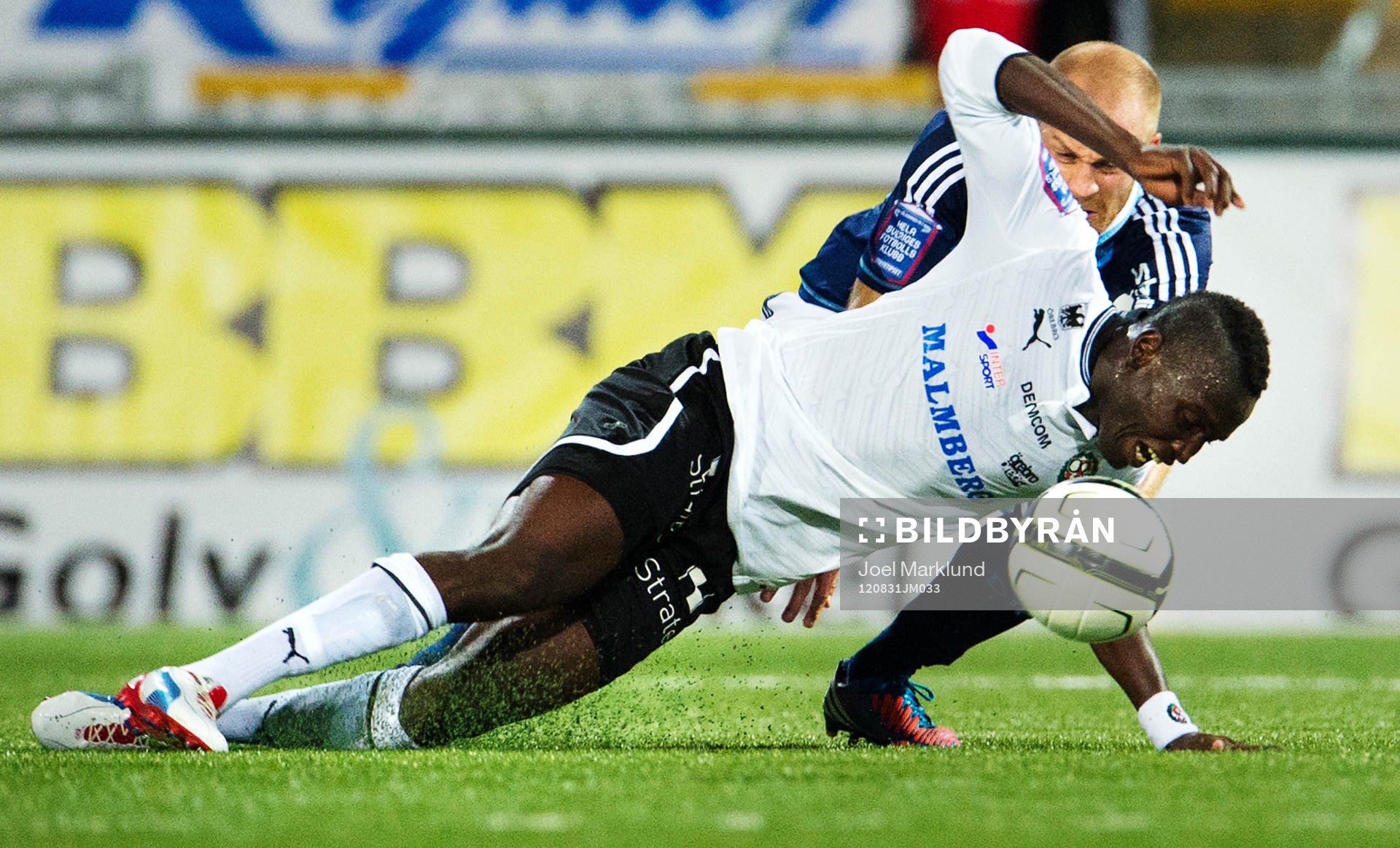 Alhassan Kamara, Örebro, faller i en närkamp med Daniel