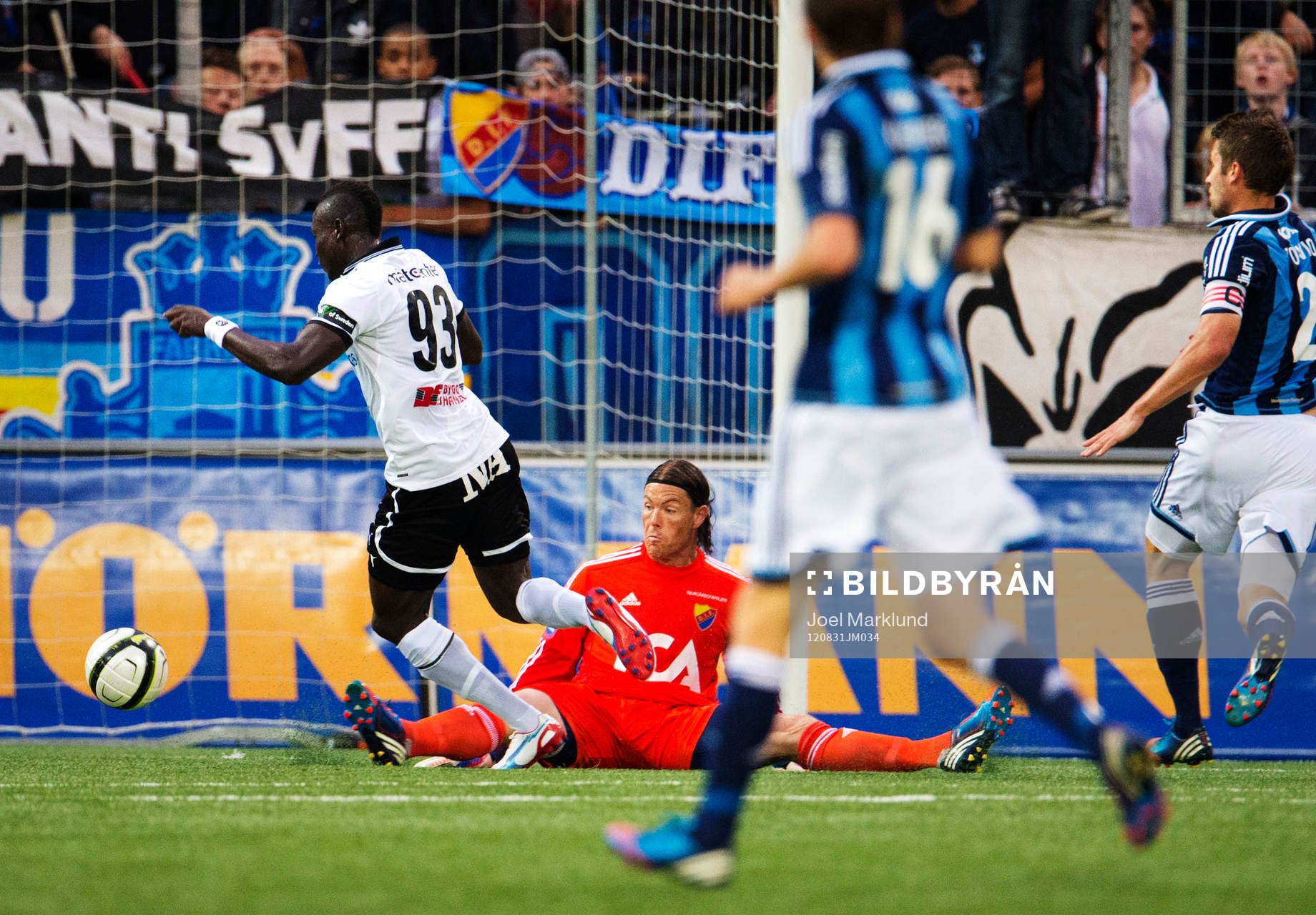 Alhassan Kamara, Örebro, får ett friläge mot Kenneth