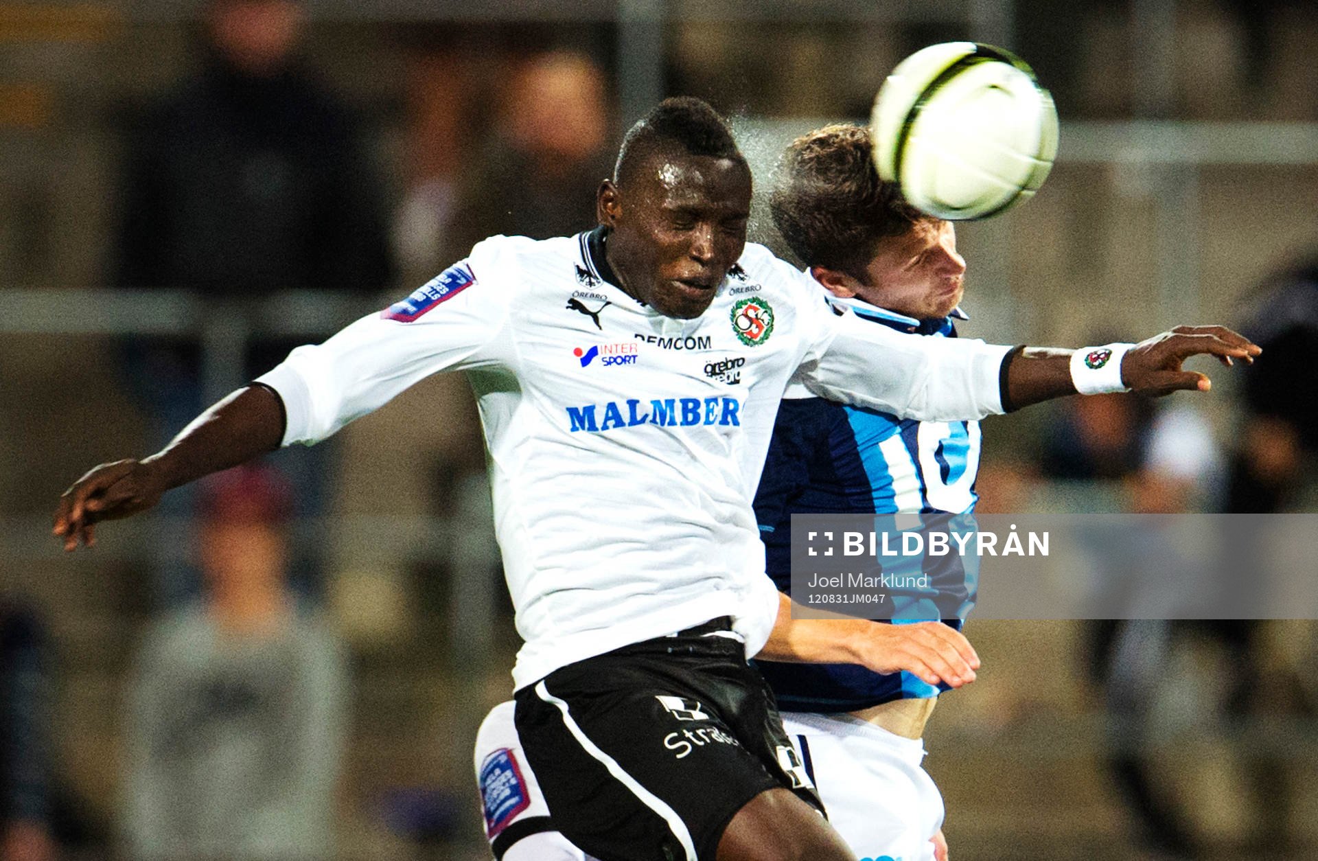 Alhassan Kamara, Örebro, i en nickduell med Joona Toivio,