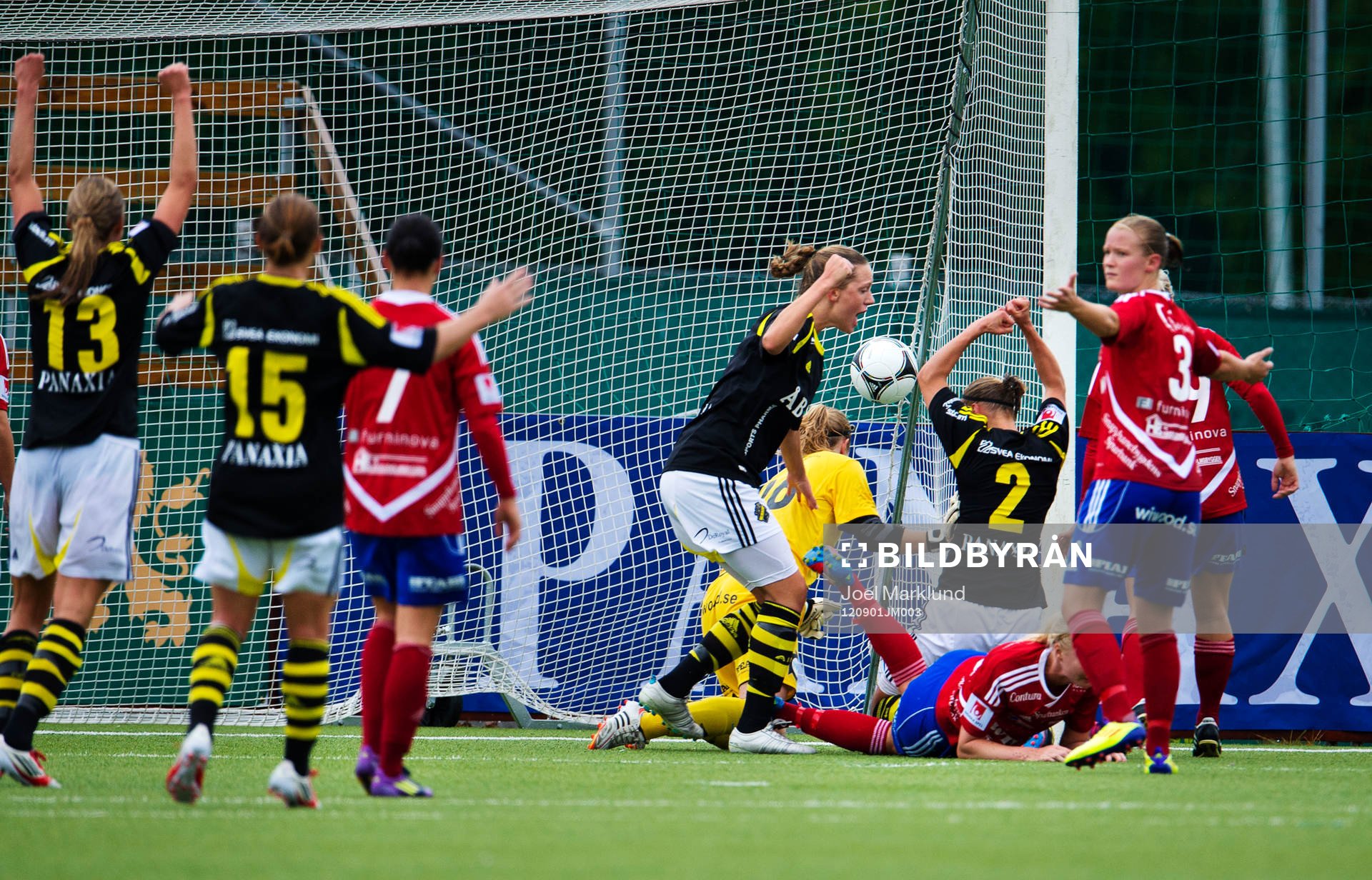 Jubel bland AIK-spelarna när 1-1-bollen går in
