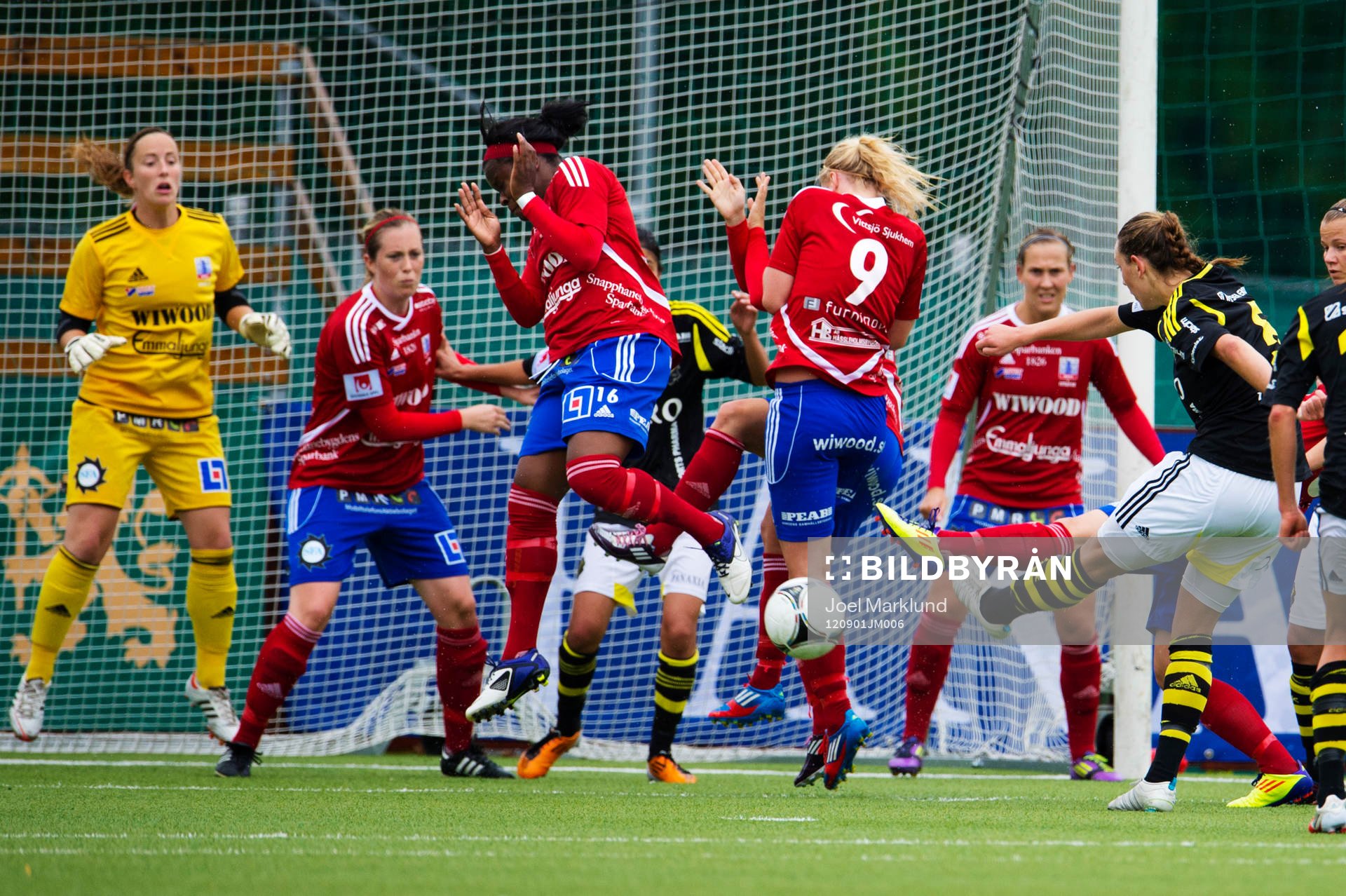 Danesha Adams och Emma Sjödahl, Vittsjö, täcker skott