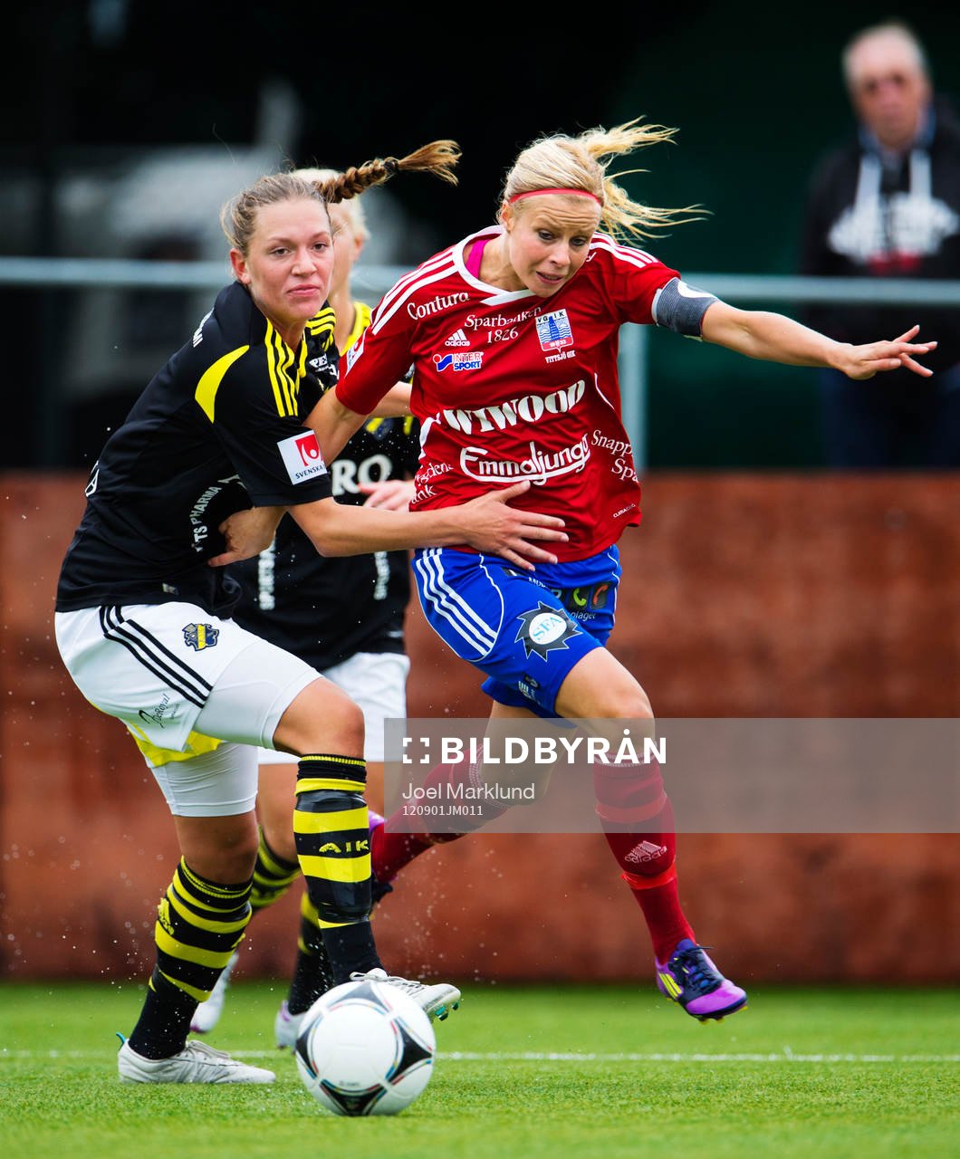 Jennie Nordin, AIK, håller tag om Sofie Andersson, Vittsjö