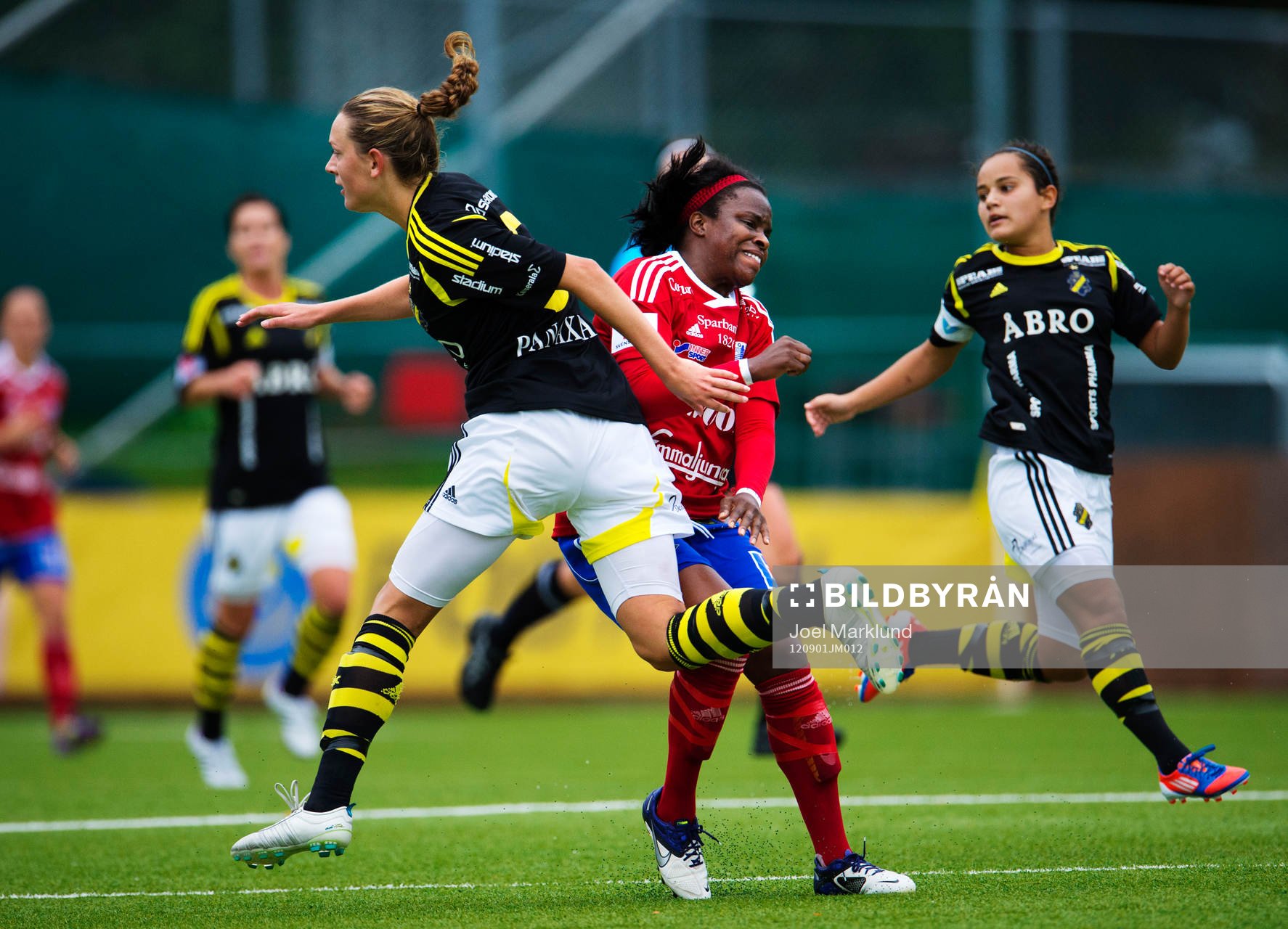 Stephanie Wroblewski, AIK, blir skadad när hon kolliderar