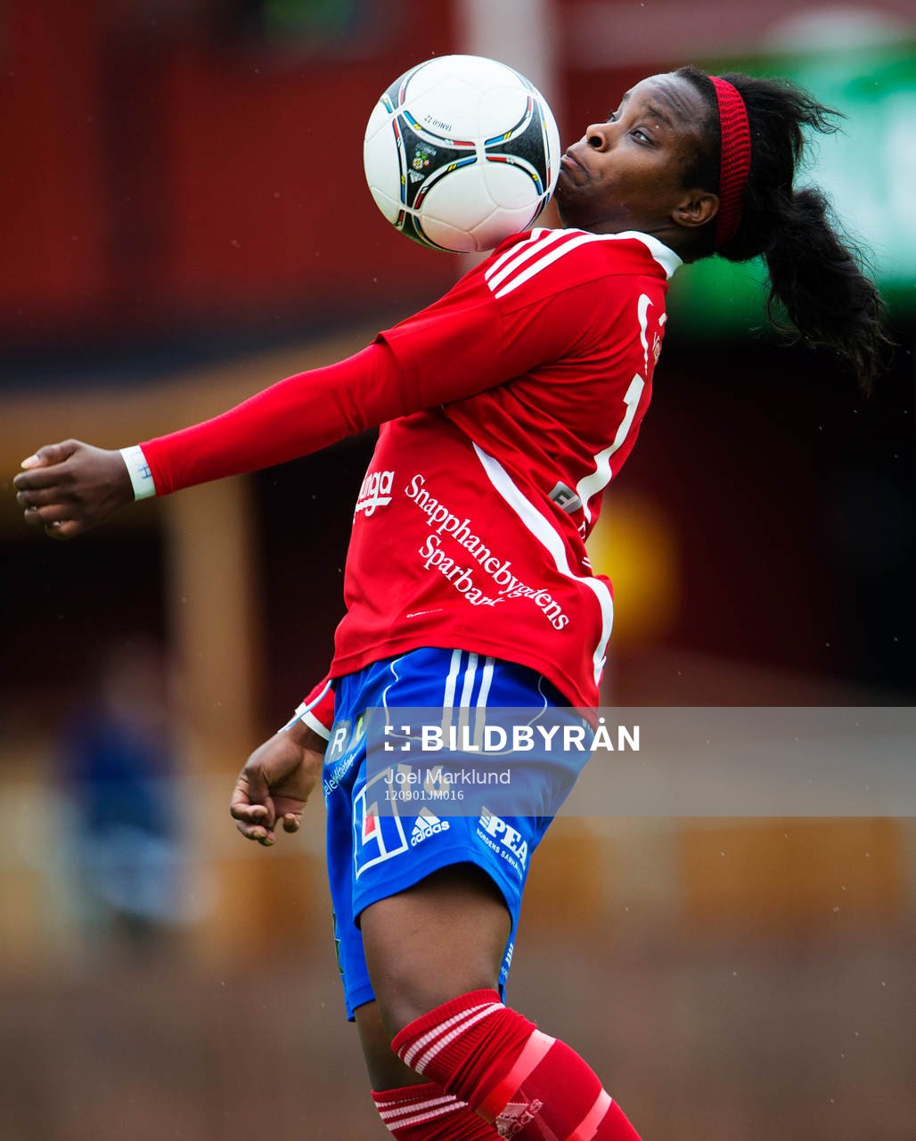 Danesha Adams, Vittsjö, tar ner bollen