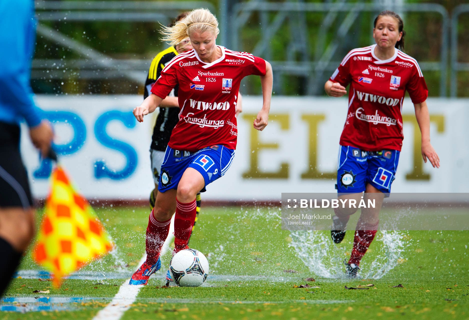 Emma Sjödahl, Vittsjö, försöker att kontrollera bollen