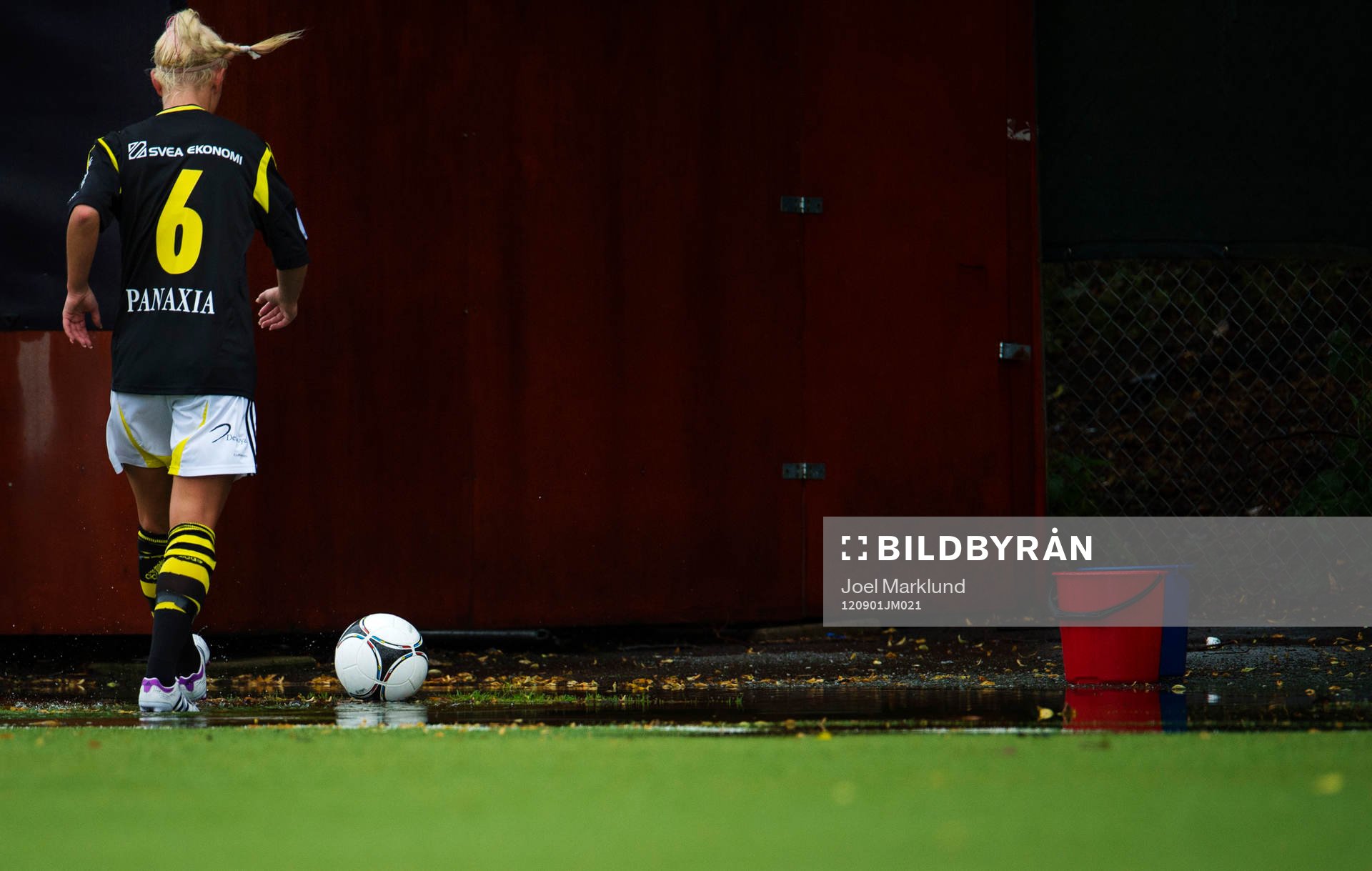 Sarah Fredriksson, AIK, hämtar bollen ur en vattenpöl som