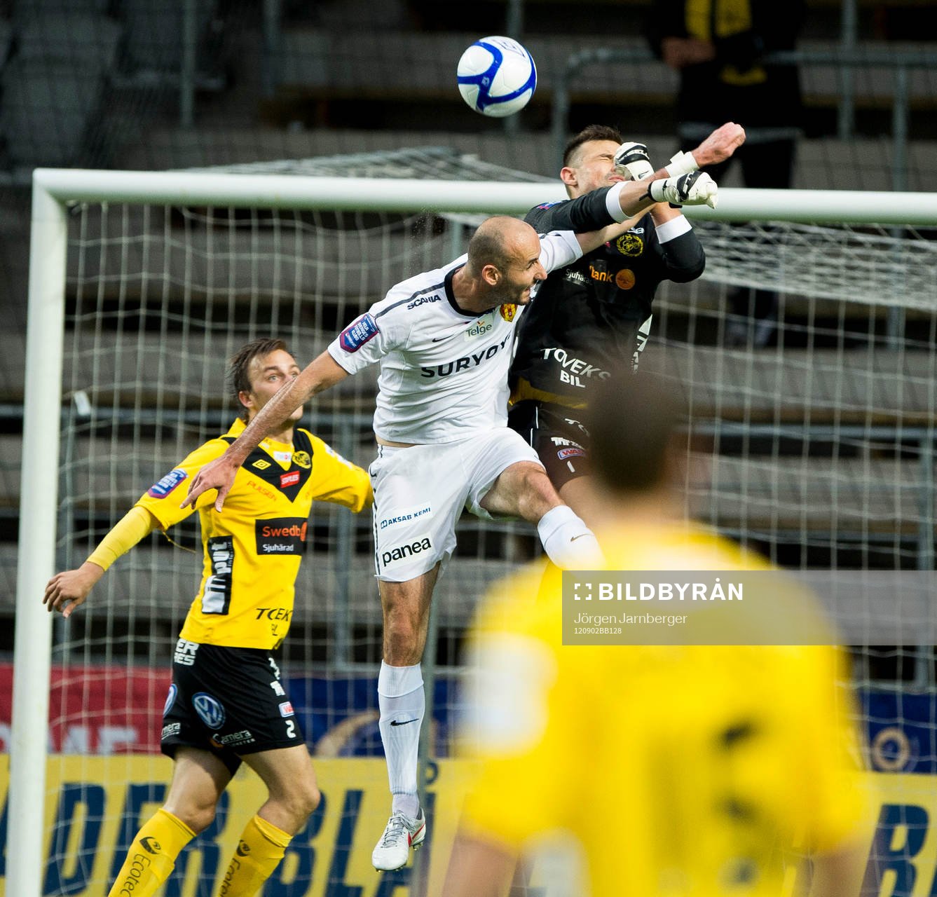 Kevin Stuhr-Ellegaard, målvakt, IF Elfsborg tas hårt av