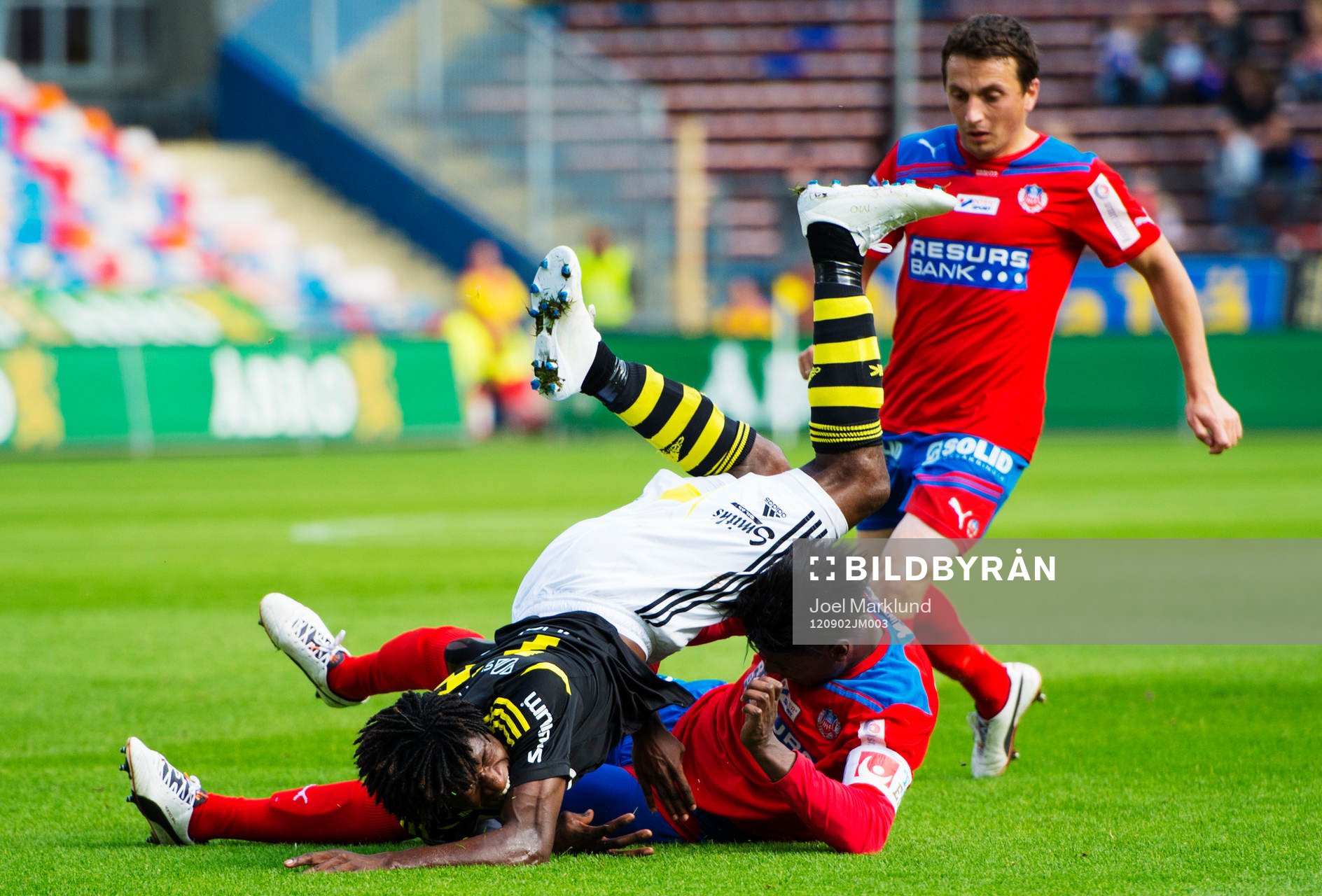 Mohamed Bangura, AIK, stoppas av Joseph Baffo, Helsingborg