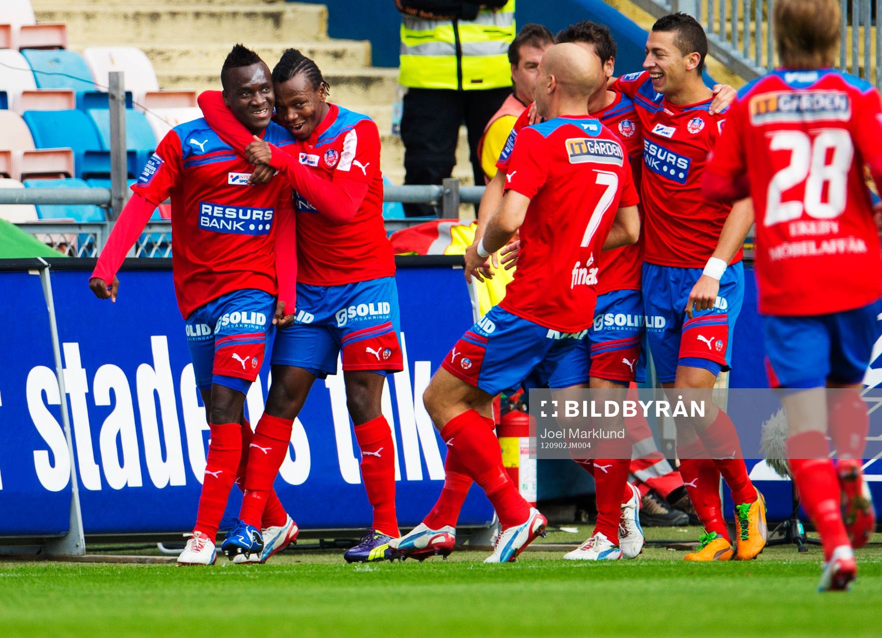 David Accam, Helsingborg, gratuleras till sitt 0-1-mål