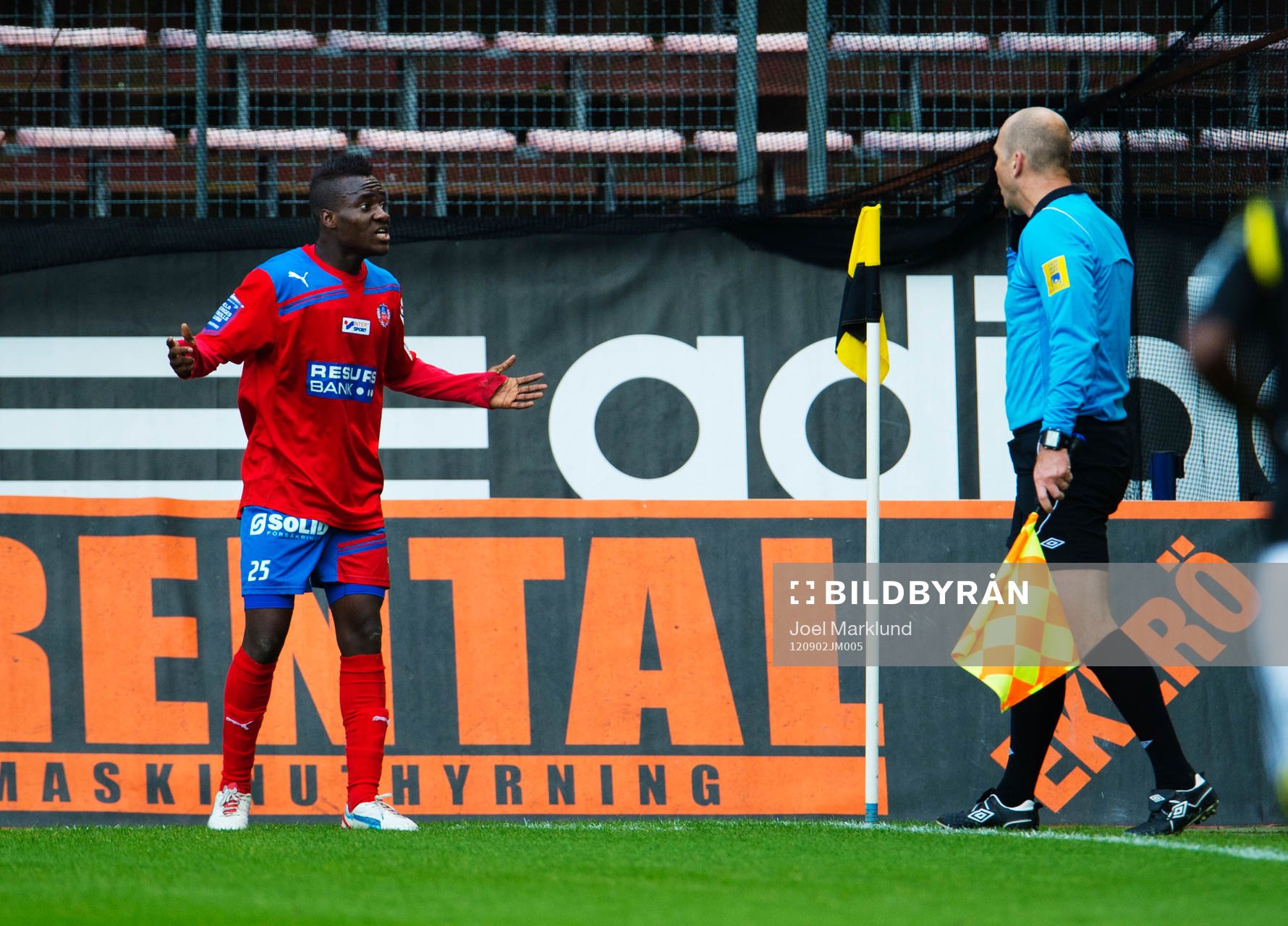 David Accam, Helsingborg, protesterar mot att hans andra