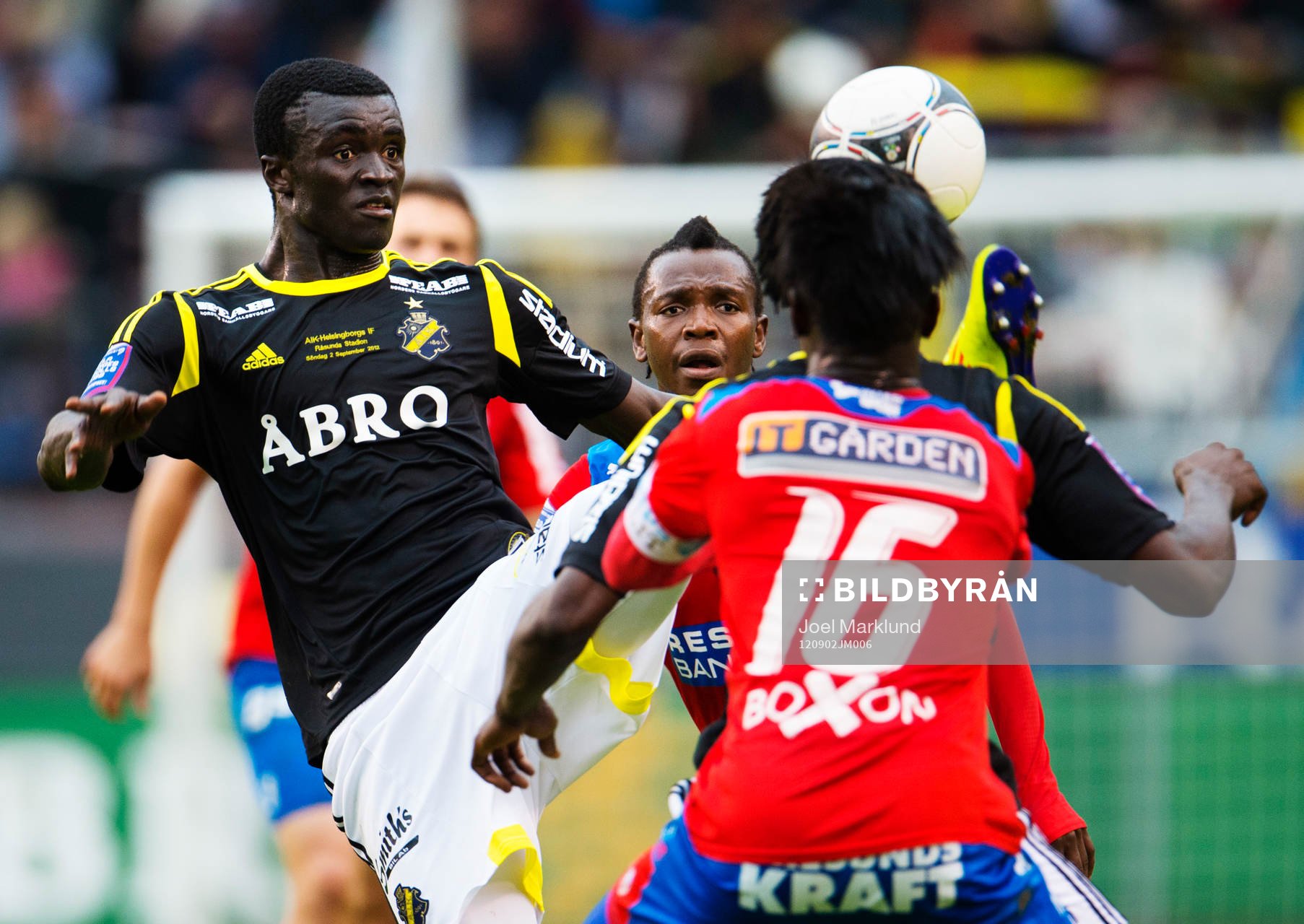 Kwame Karikari, AIK, har kontroll på bollen
