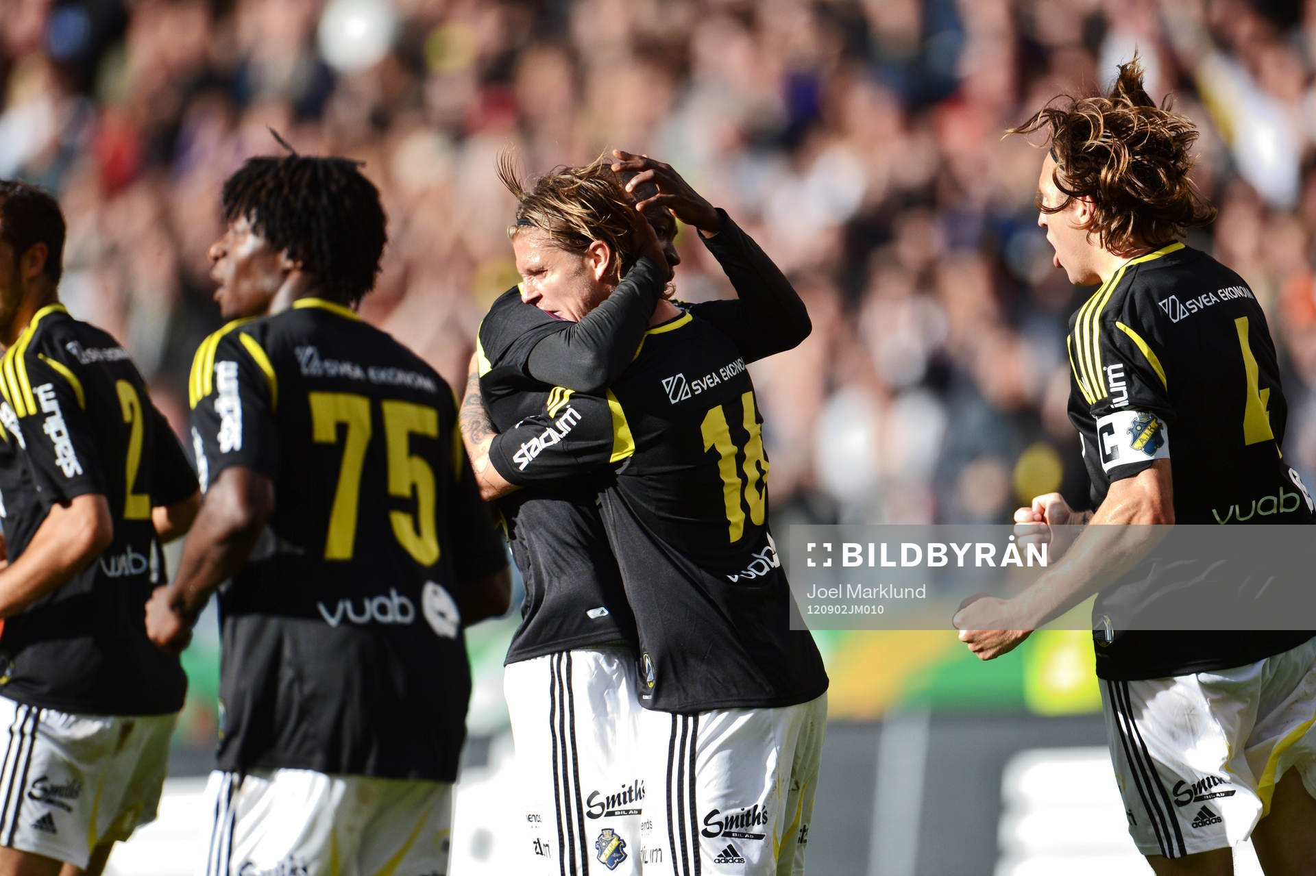 Fotboll, Allsvenskan, AIK - Helsingborg: Jubel i AIK efter 1-1 av Martin Lorentzon