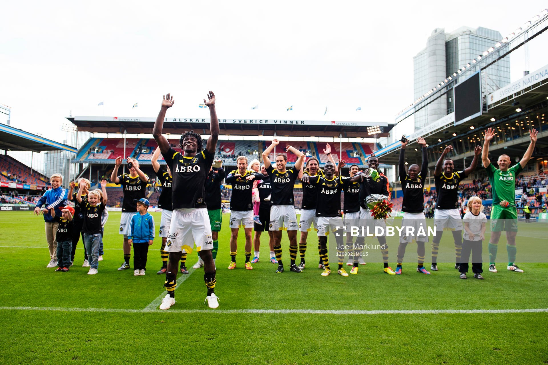 Mohamed Bangura, AIK, tackar publiken